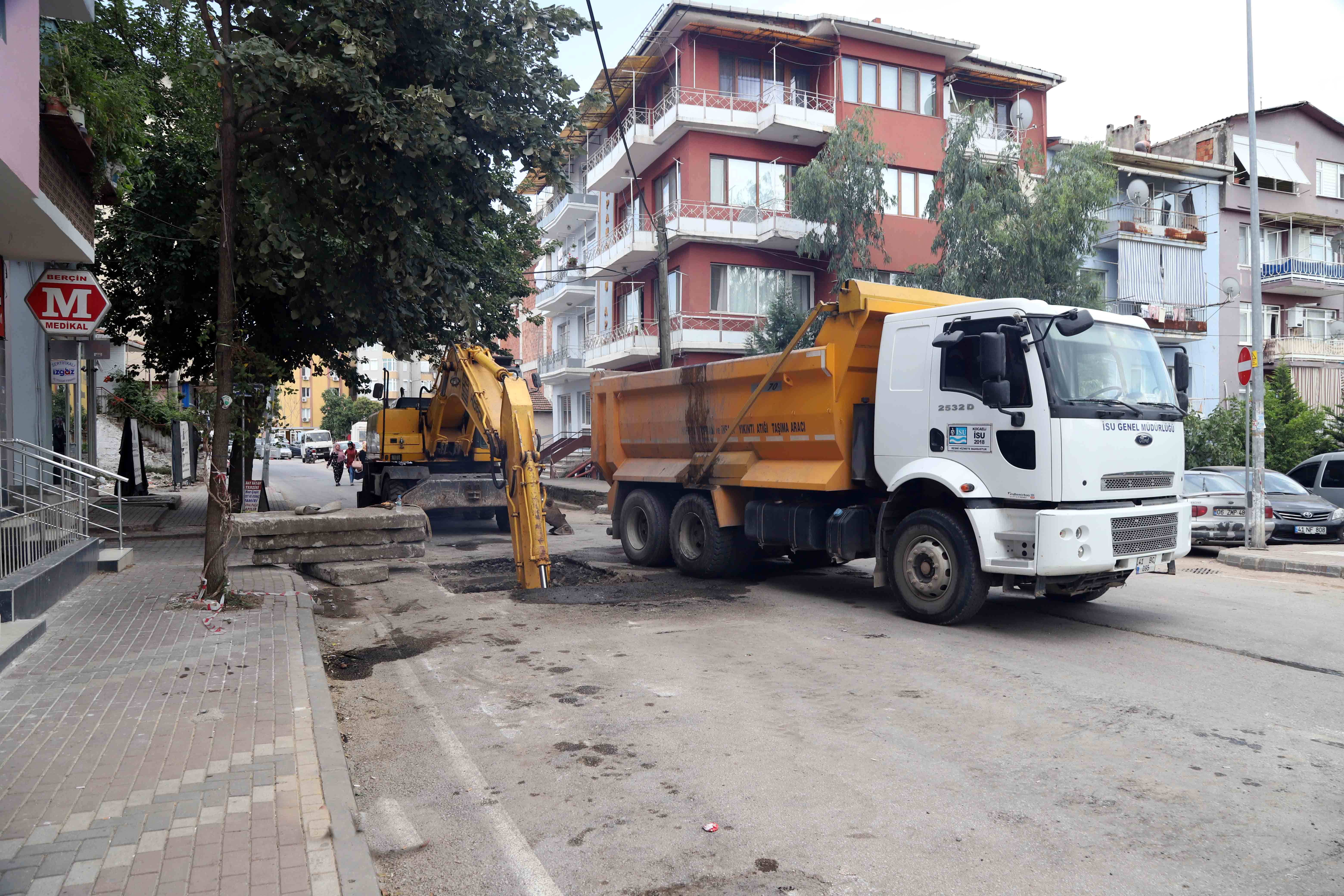 ANİ YAĞIŞLARA KARŞI DERE, MENFEZ, MAZGAL TEMİZLİKLERİ YAPILIYOR