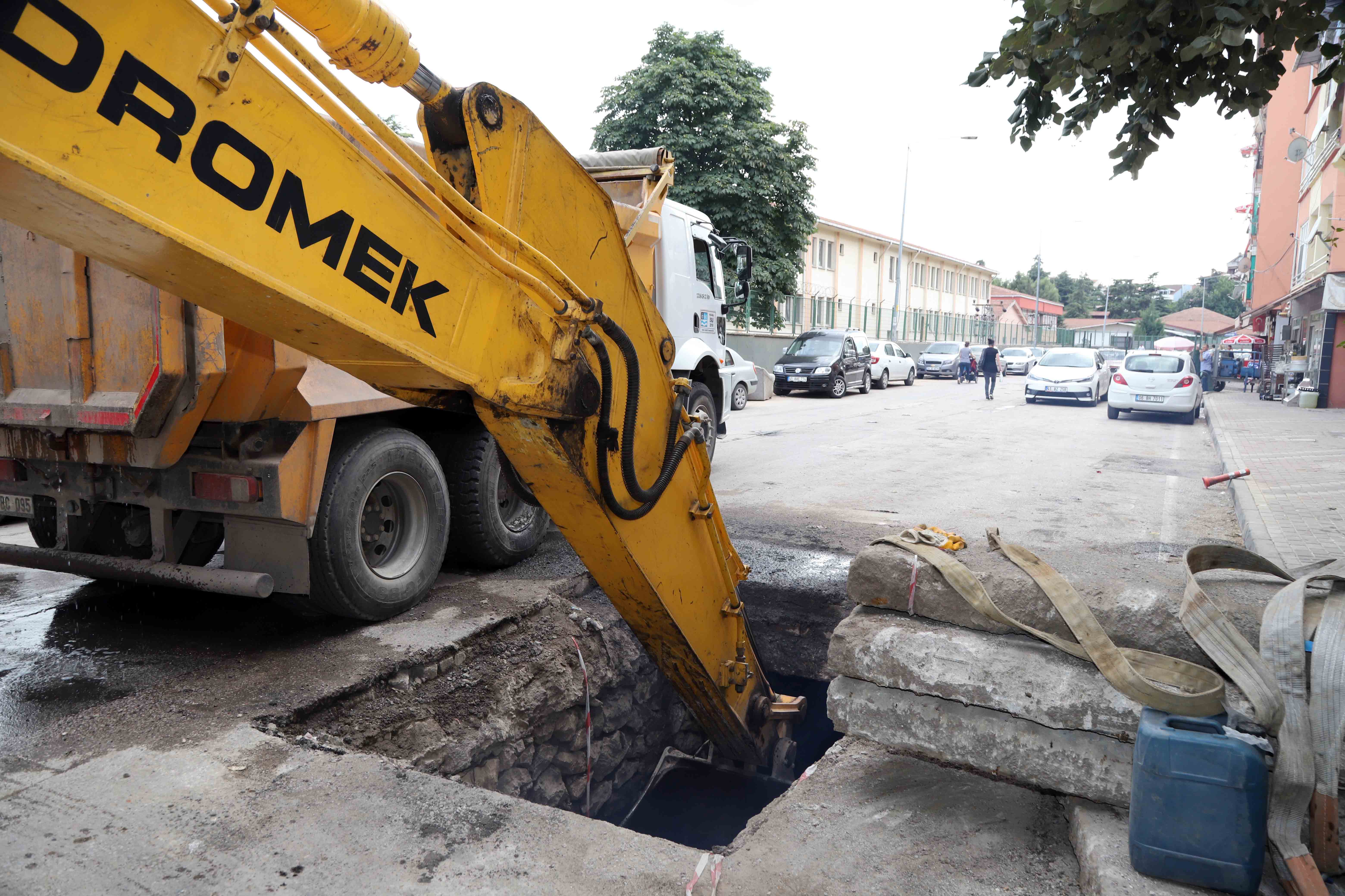 ANİ YAĞIŞLARA KARŞI DERE, MENFEZ, MAZGAL TEMİZLİKLERİ YAPILIYOR