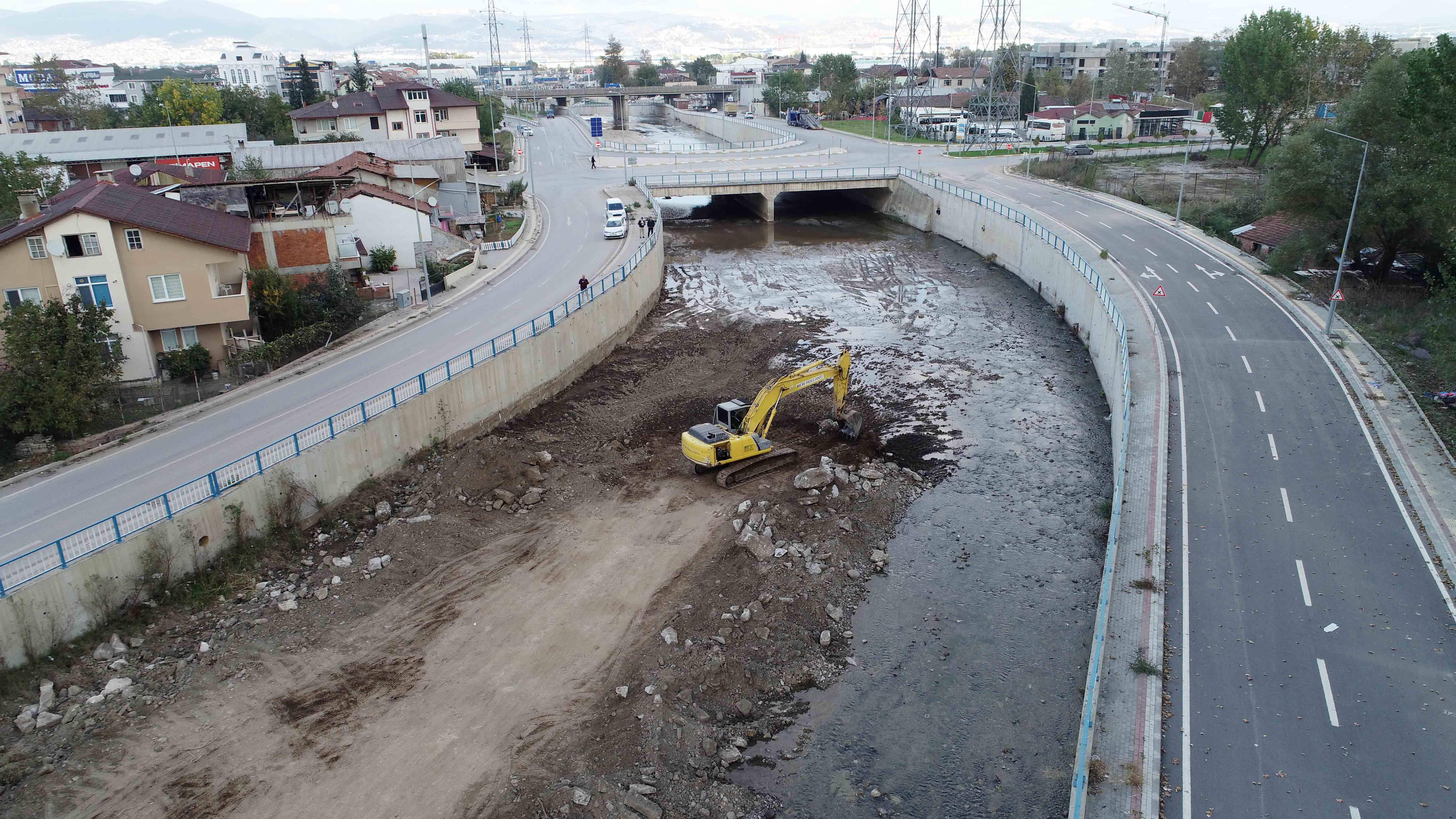 GÖLCÜK HİSAR DERESİNDE TEMİZLİK ÇALIŞMALARI YAPILIYOR