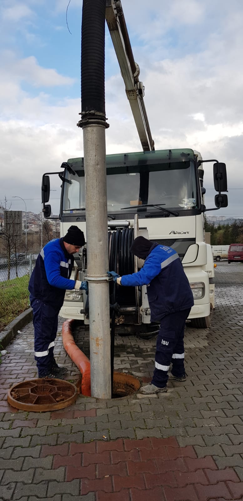 ÇAYIROVA’DA KANALİZASYON HATLARI TEMİZLENİYOR
