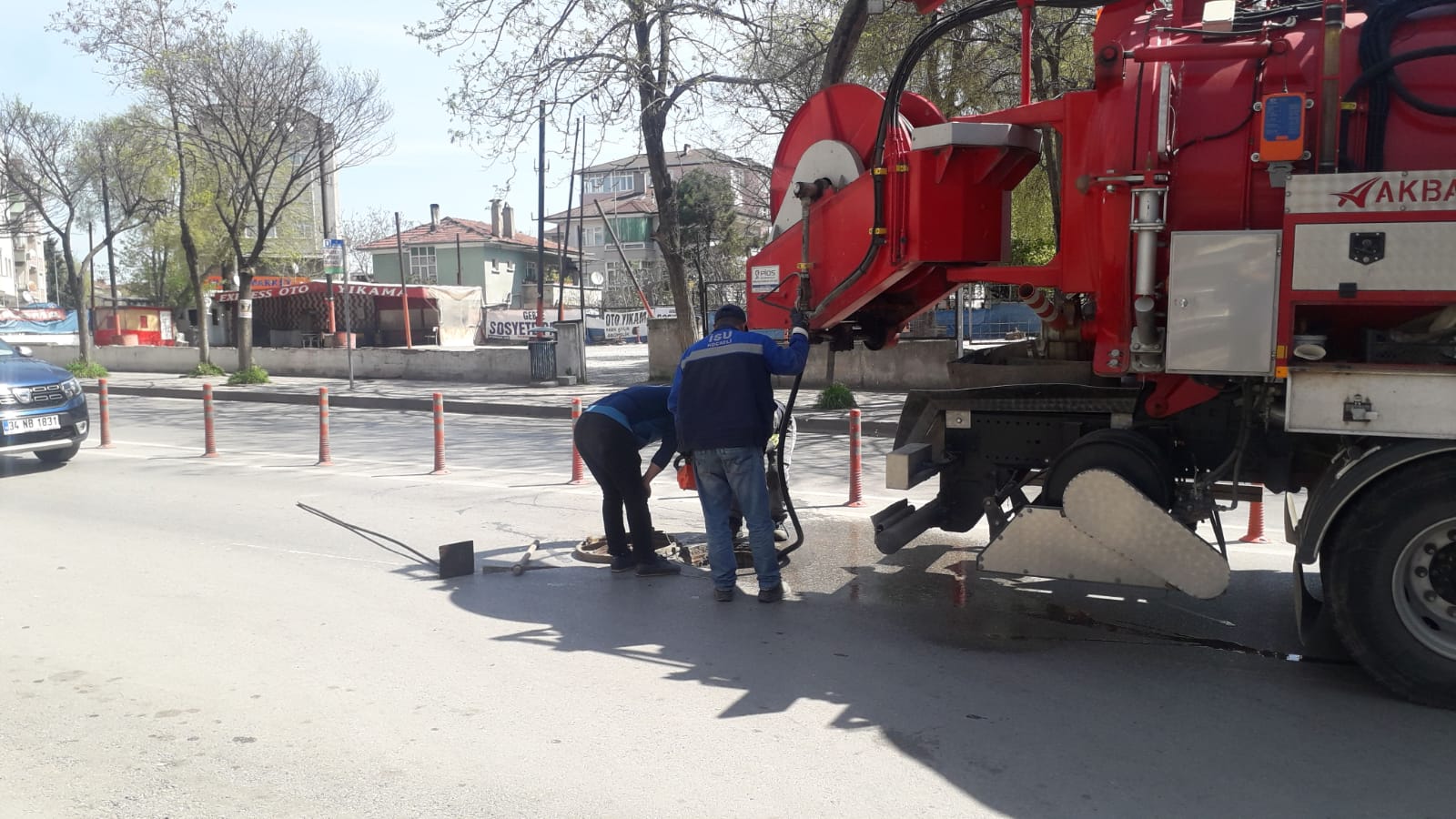 TRAFİKTEN BOŞALAN CADDELERDE ALTYAPI HATLARI TEMİZLENİYOR