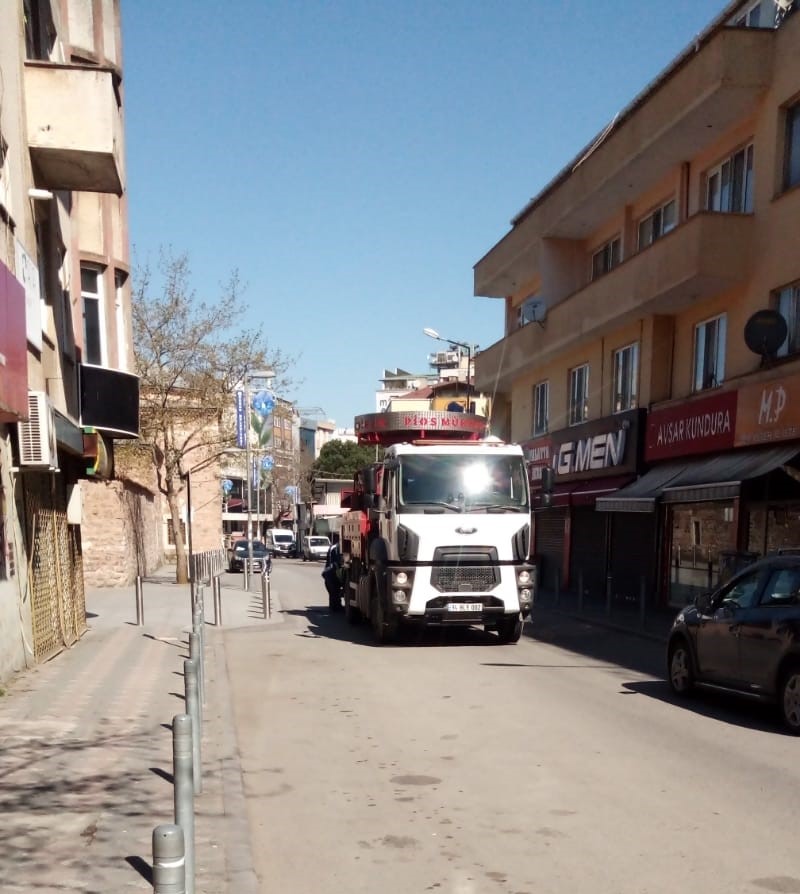 TRAFİKTEN BOŞALAN CADDELERDE ALTYAPI HATLARI TEMİZLENİYOR