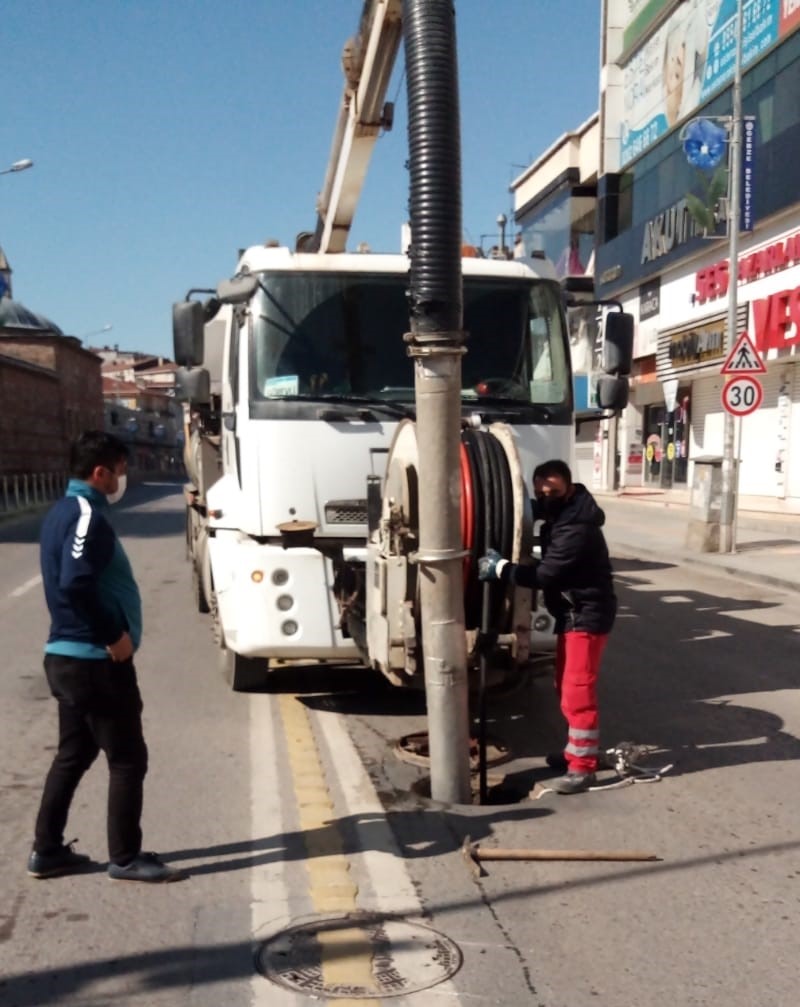 TRAFİKTEN BOŞALAN CADDELERDE ALTYAPI HATLARI TEMİZLENİYOR