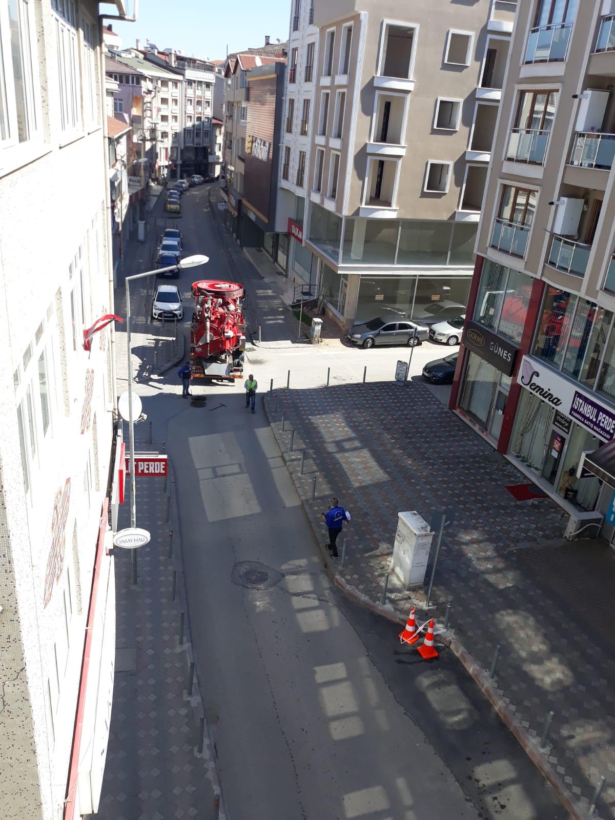 TRAFİKTEN BOŞALAN CADDELERDE ALTYAPI HATLARI TEMİZLENİYOR