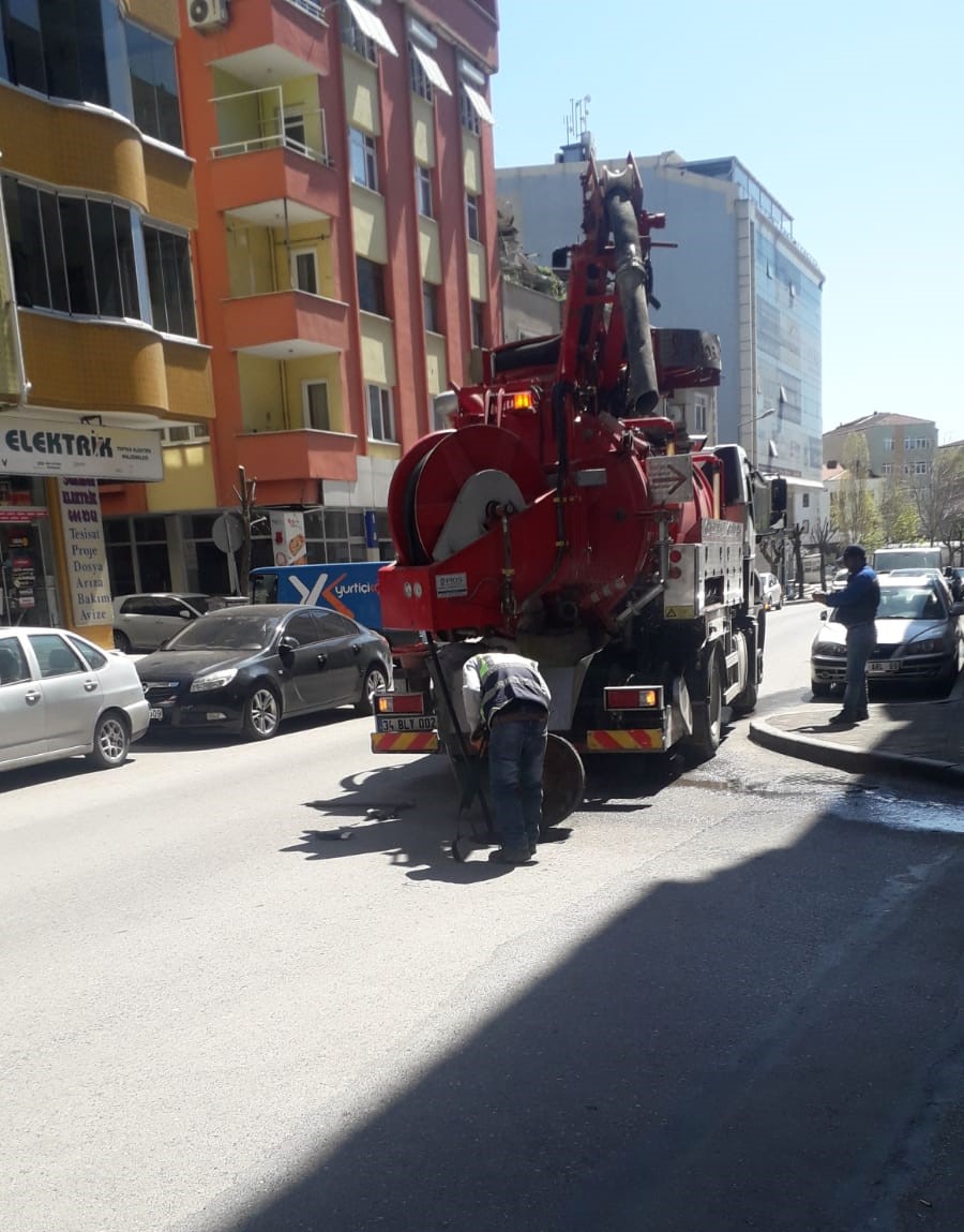 TRAFİKTEN BOŞALAN CADDELERDE ALTYAPI HATLARI TEMİZLENİYOR