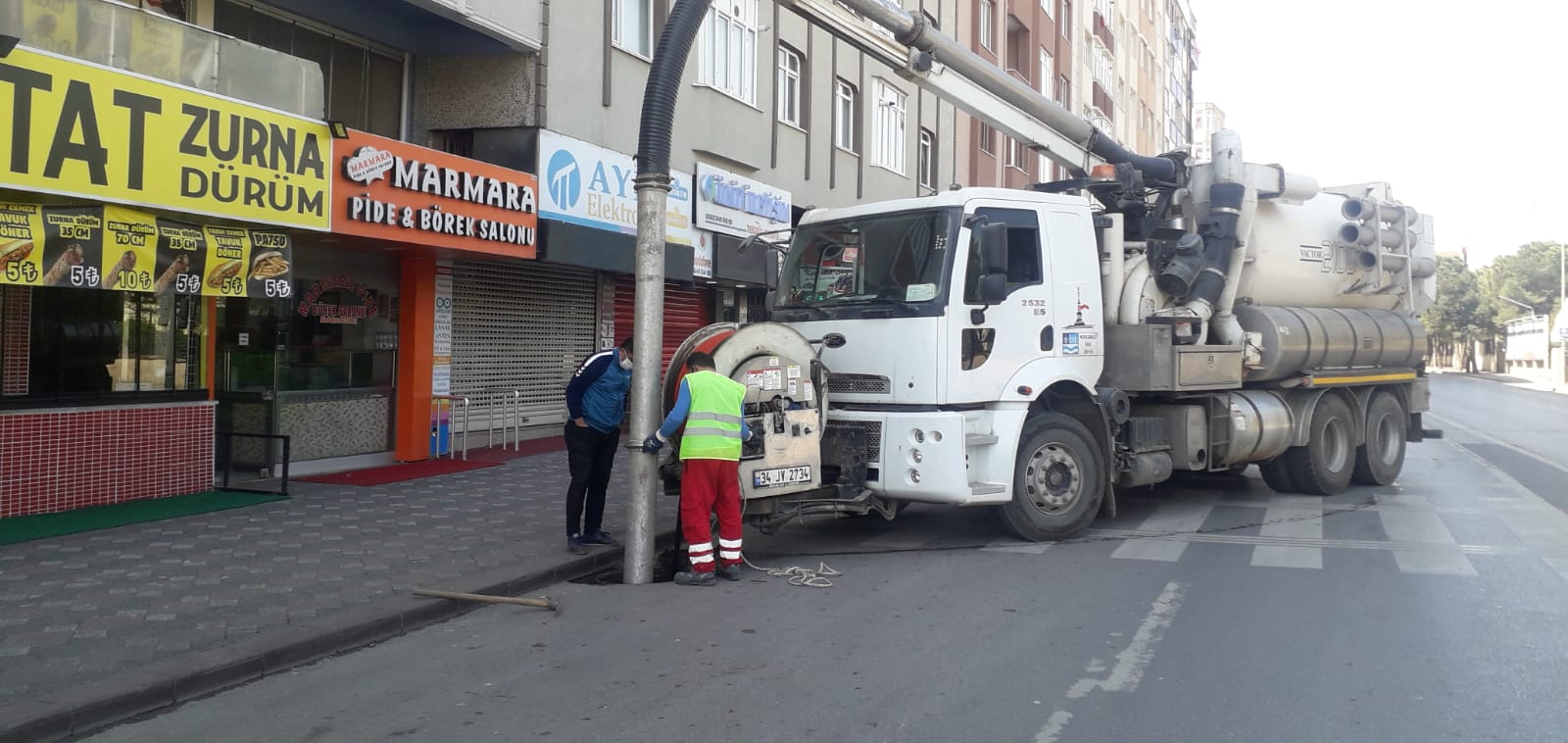 TRAFİKTEN BOŞALAN CADDELERDE ALTYAPI HATLARI TEMİZLENİYOR