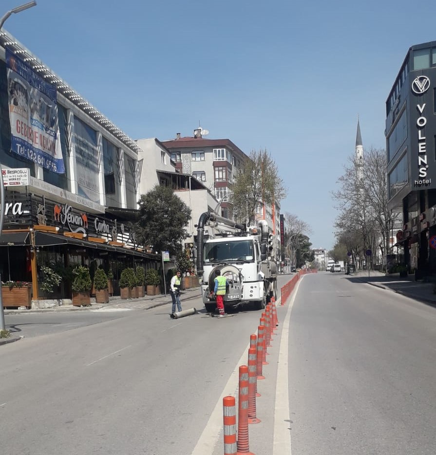 TRAFİKTEN BOŞALAN CADDELERDE ALTYAPI HATLARI TEMİZLENİYOR
