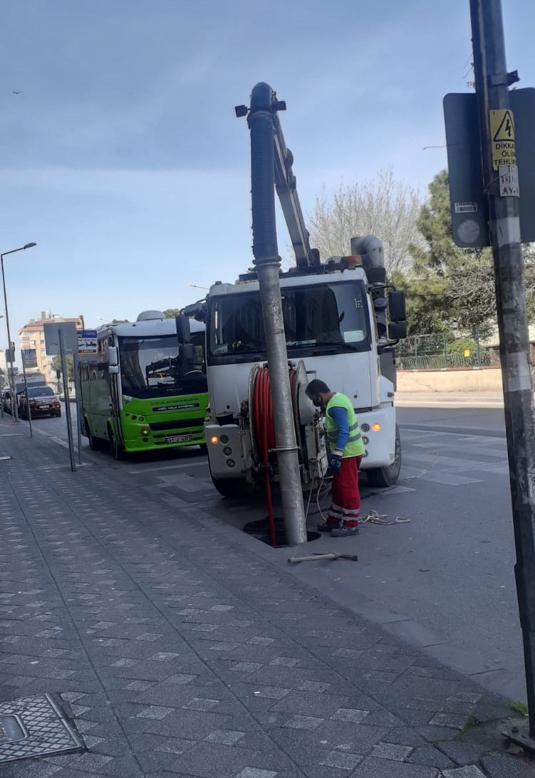 TRAFİKTEN BOŞALAN CADDELERDE ALTYAPI HATLARI TEMİZLENİYOR