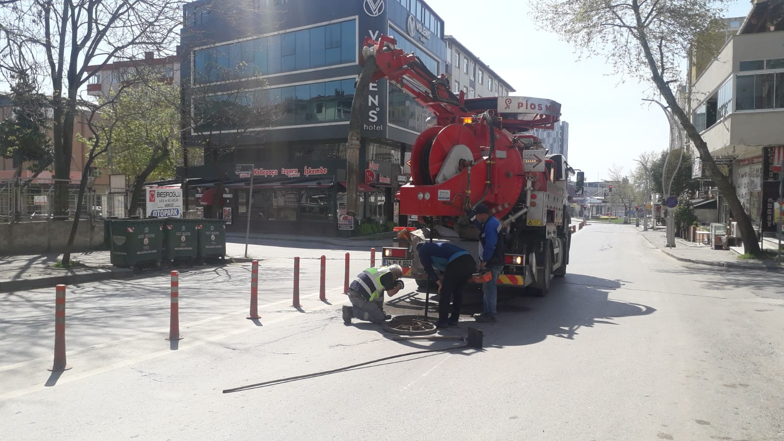 TRAFİKTEN BOŞALAN CADDELERDE ALTYAPI HATLARI TEMİZLENİYOR