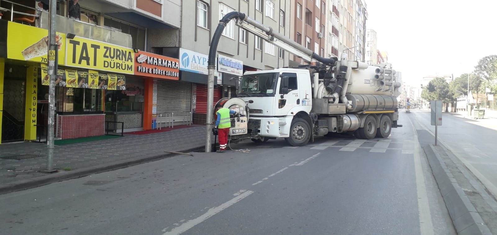 TRAFİKTEN BOŞALAN CADDELERDE ALTYAPI HATLARI TEMİZLENİYOR