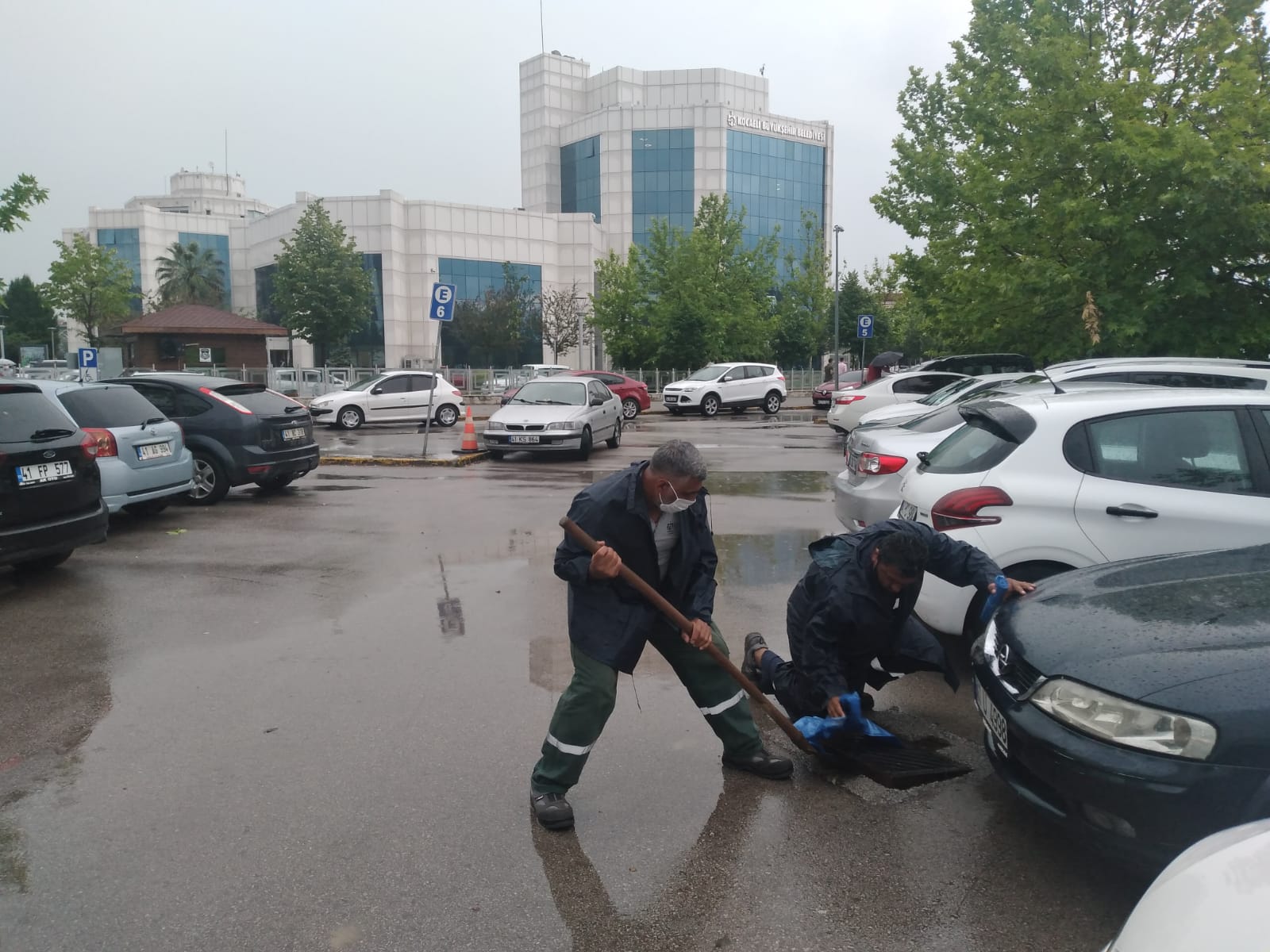 BÜYÜKŞEHİR EKİPLERİ 460 KİŞİYLE SAHADA