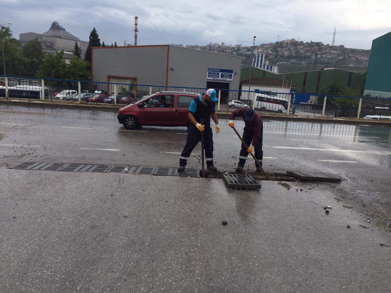 BÜYÜKŞEHİR EKİPLERİ SEL VE TAŞKINLARA ANINDA MÜDAHALE EDİYOR