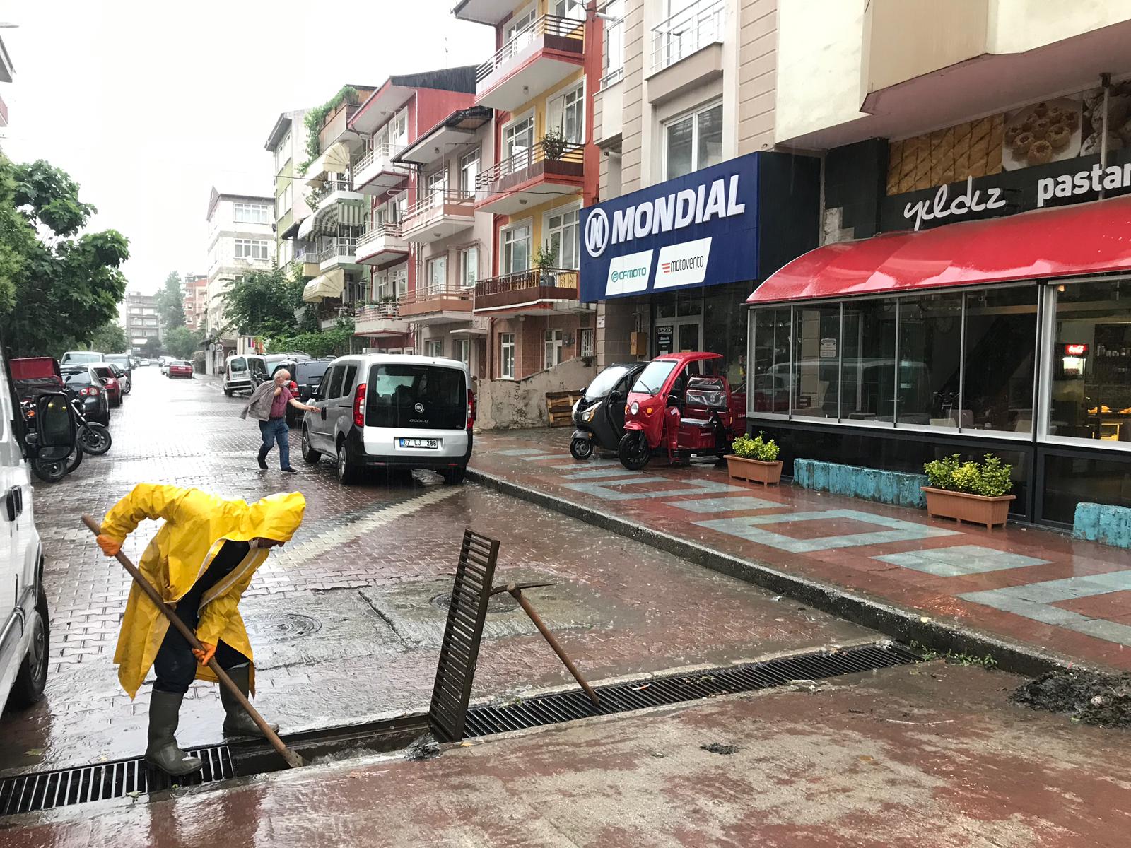 BÜYÜKŞEHİR EKİPLERİ SEL VE TAŞKINLARA ANINDA MÜDAHALE EDİYOR