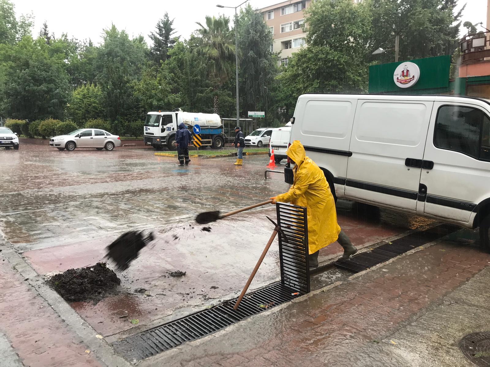 BÜYÜKŞEHİR EKİPLERİ SEL VE TAŞKINLARA ANINDA MÜDAHALE EDİYOR