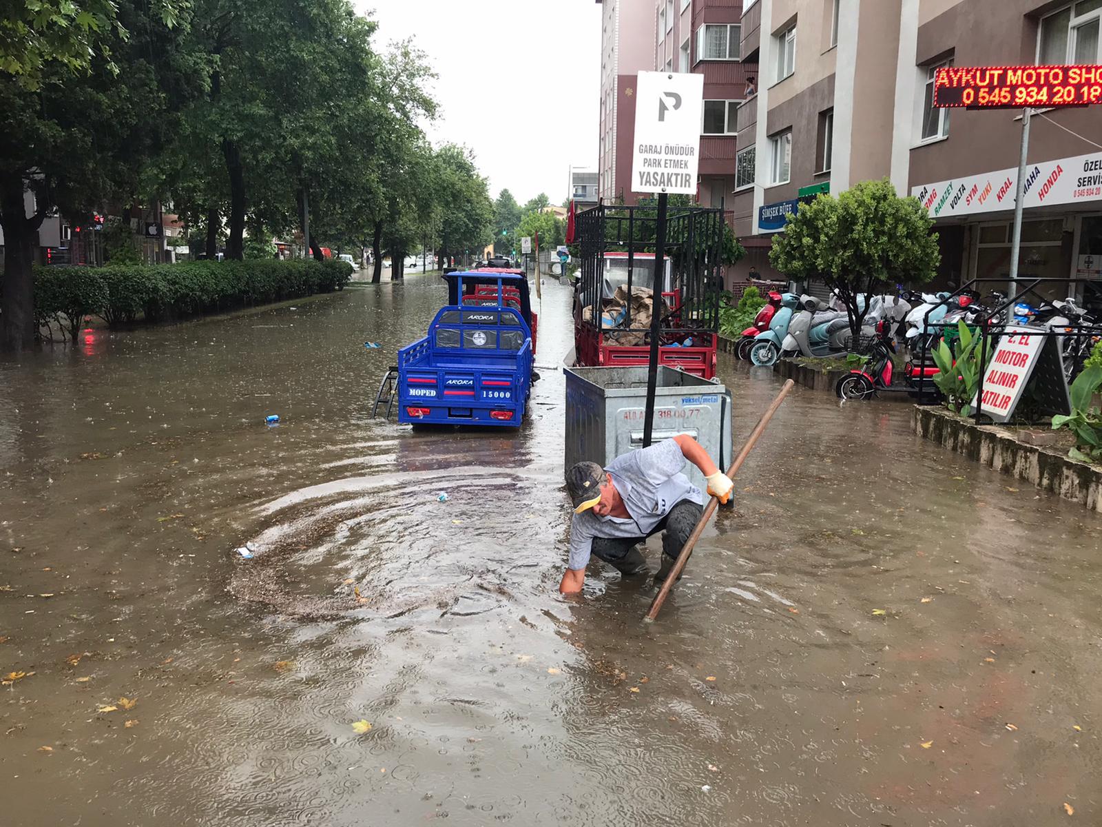 YOĞUN YAĞIŞ SONRASI BÜYÜKŞEHİR EKİPLERİNDEN ANINDA MÜDAHALE