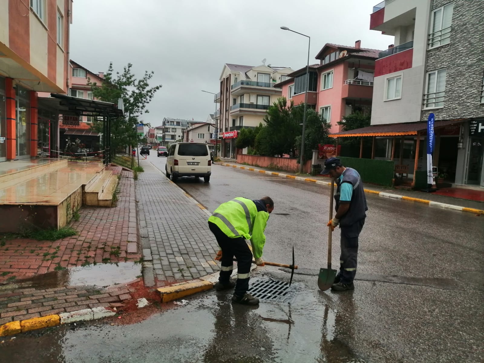 YOĞUN YAĞIŞ SONRASI BÜYÜKŞEHİR EKİPLERİNDEN ANINDA MÜDAHALE
