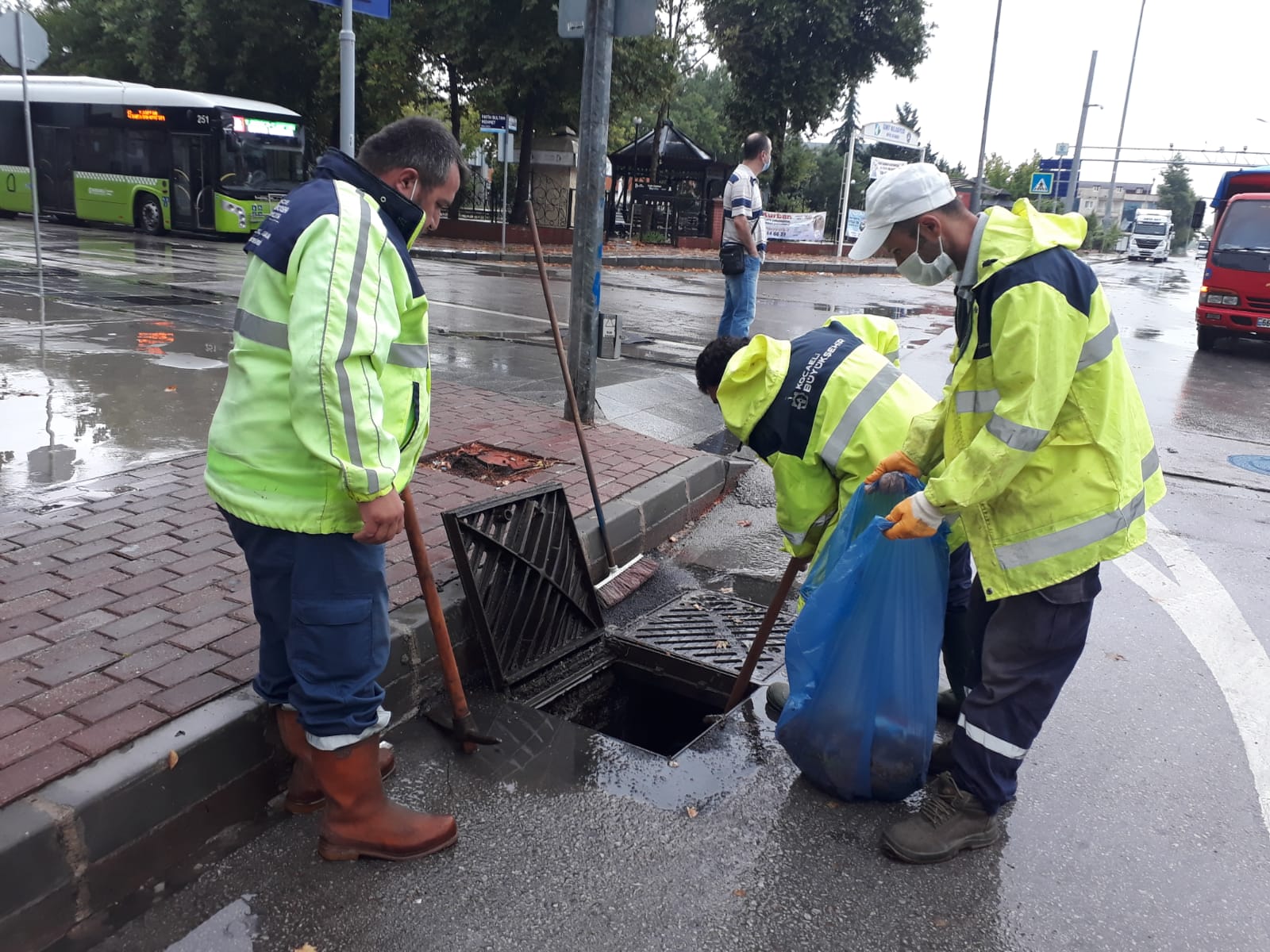 YOĞUN YAĞIŞ SONRASI BÜYÜKŞEHİR EKİPLERİNDEN ANINDA MÜDAHALE