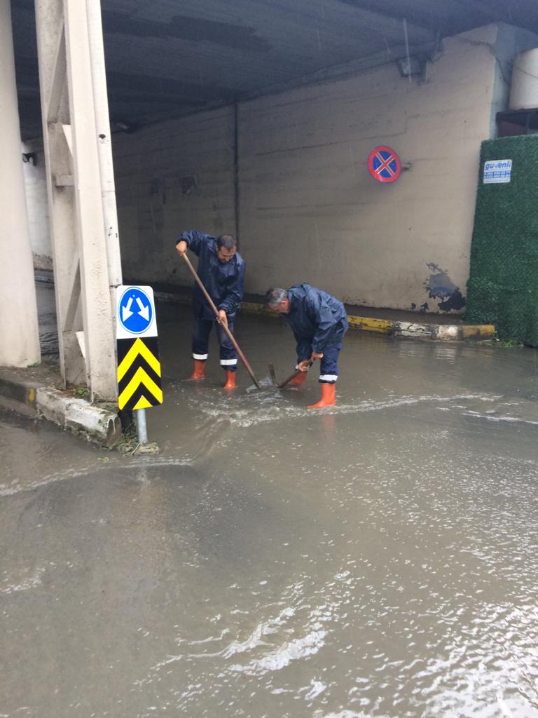 YOĞUN YAĞIŞ SONRASI BÜYÜKŞEHİR EKİPLERİNDEN ANINDA MÜDAHALE
