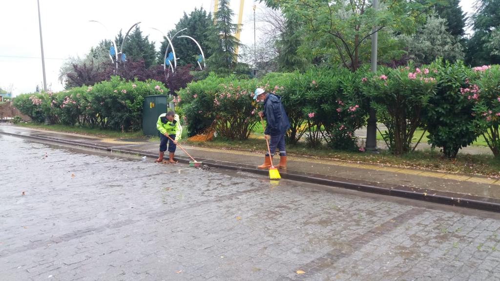 YOĞUN YAĞIŞ SONRASI BÜYÜKŞEHİR EKİPLERİNDEN ANINDA MÜDAHALE