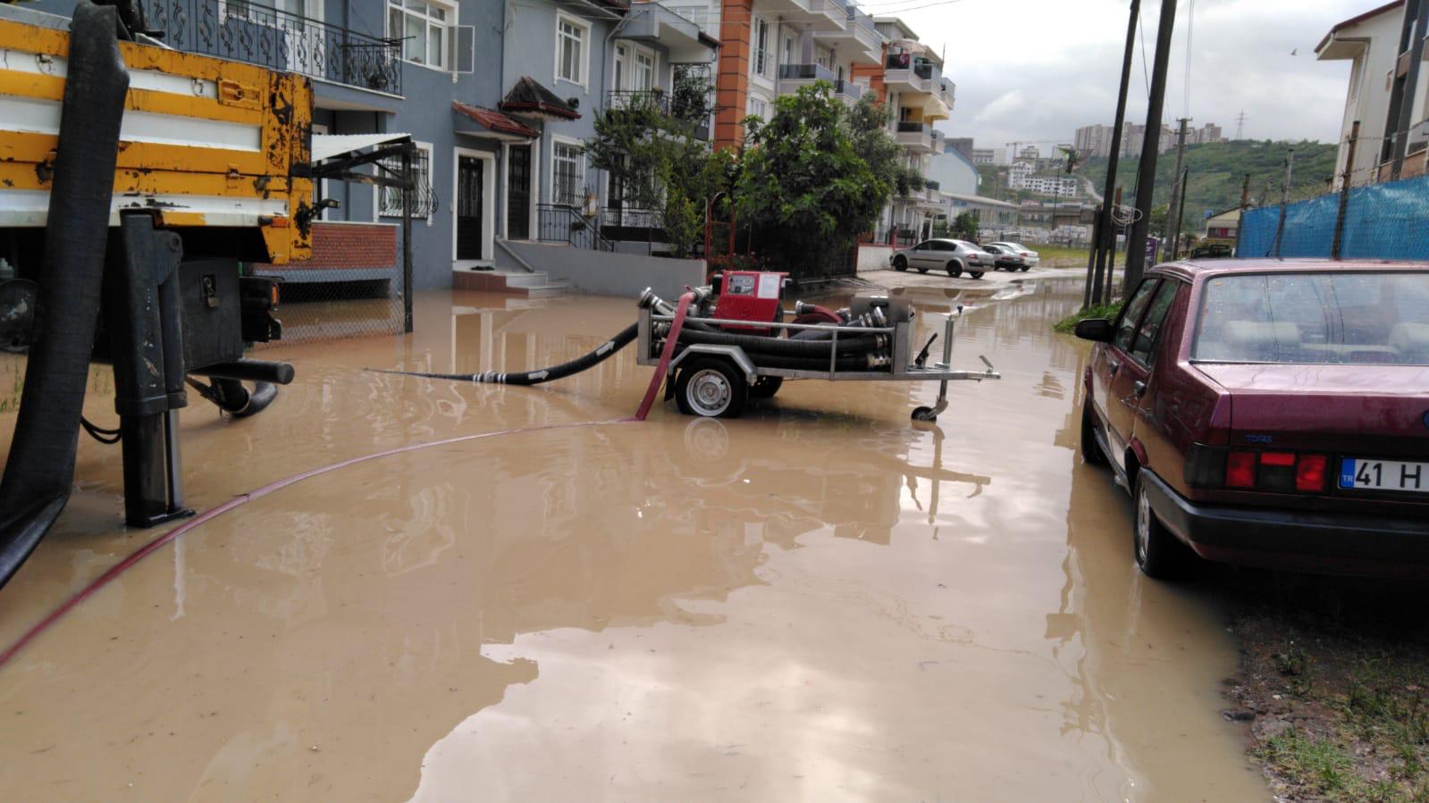YOĞUN YAĞIŞ SONRASI BÜYÜKŞEHİR EKİPLERİNDEN ANINDA MÜDAHALE