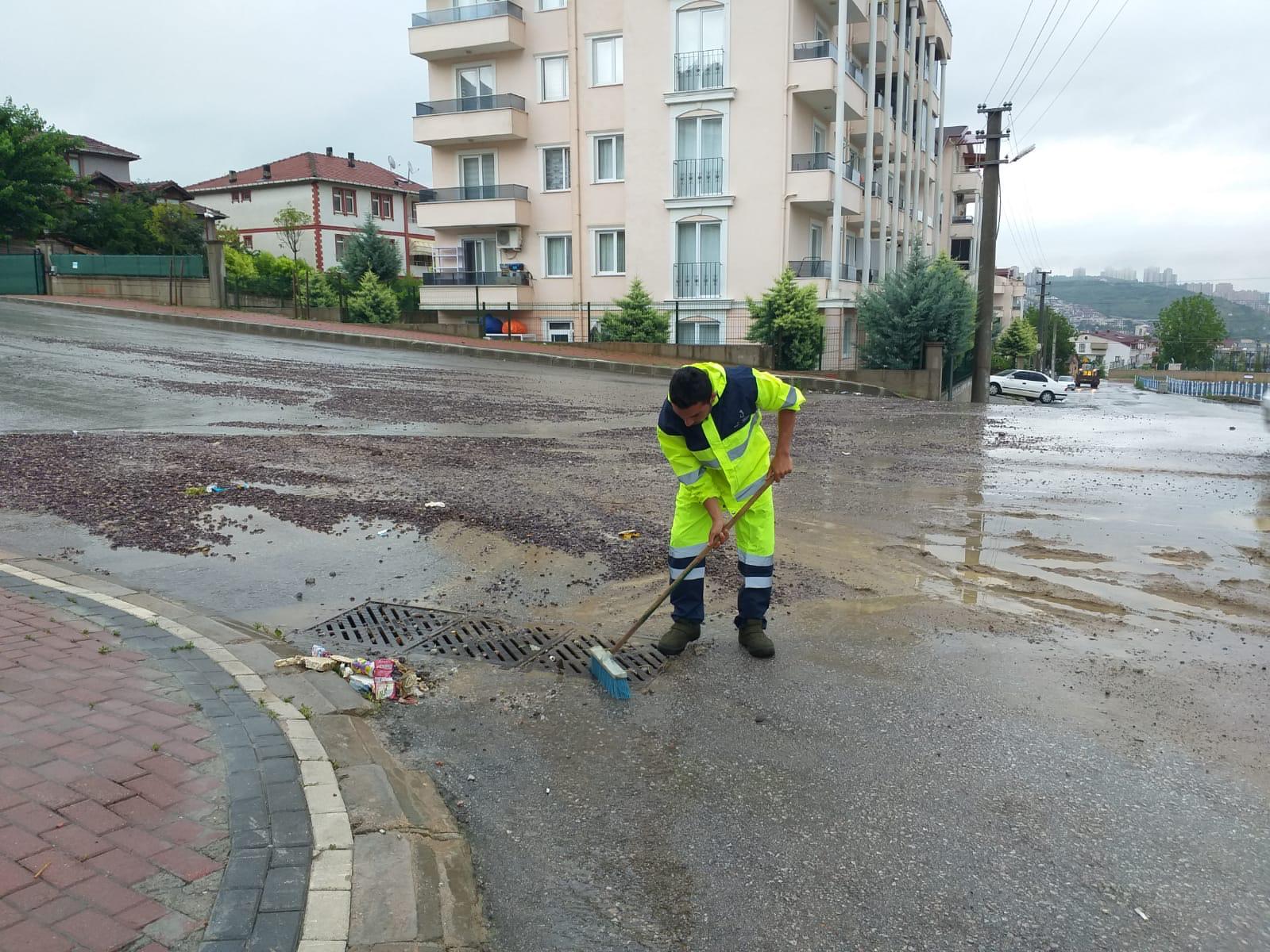 İZMİT’TE 2 SAATTE METREKAREYE  62 KG YAĞIŞ DÜŞTÜ