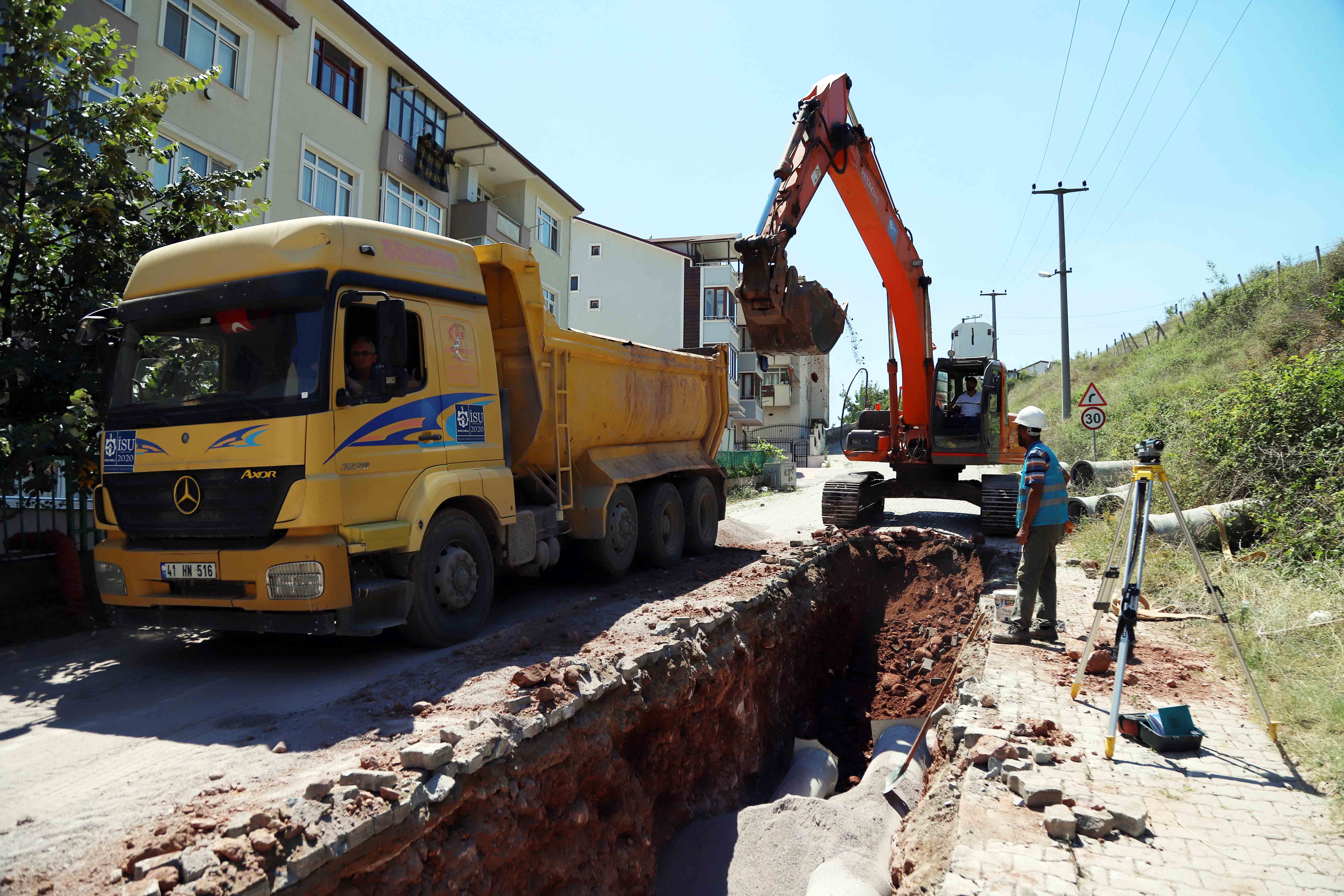 İZMİT YENİMAHALLE’DE ALTYAPI HATLARI YENİLENİYOR