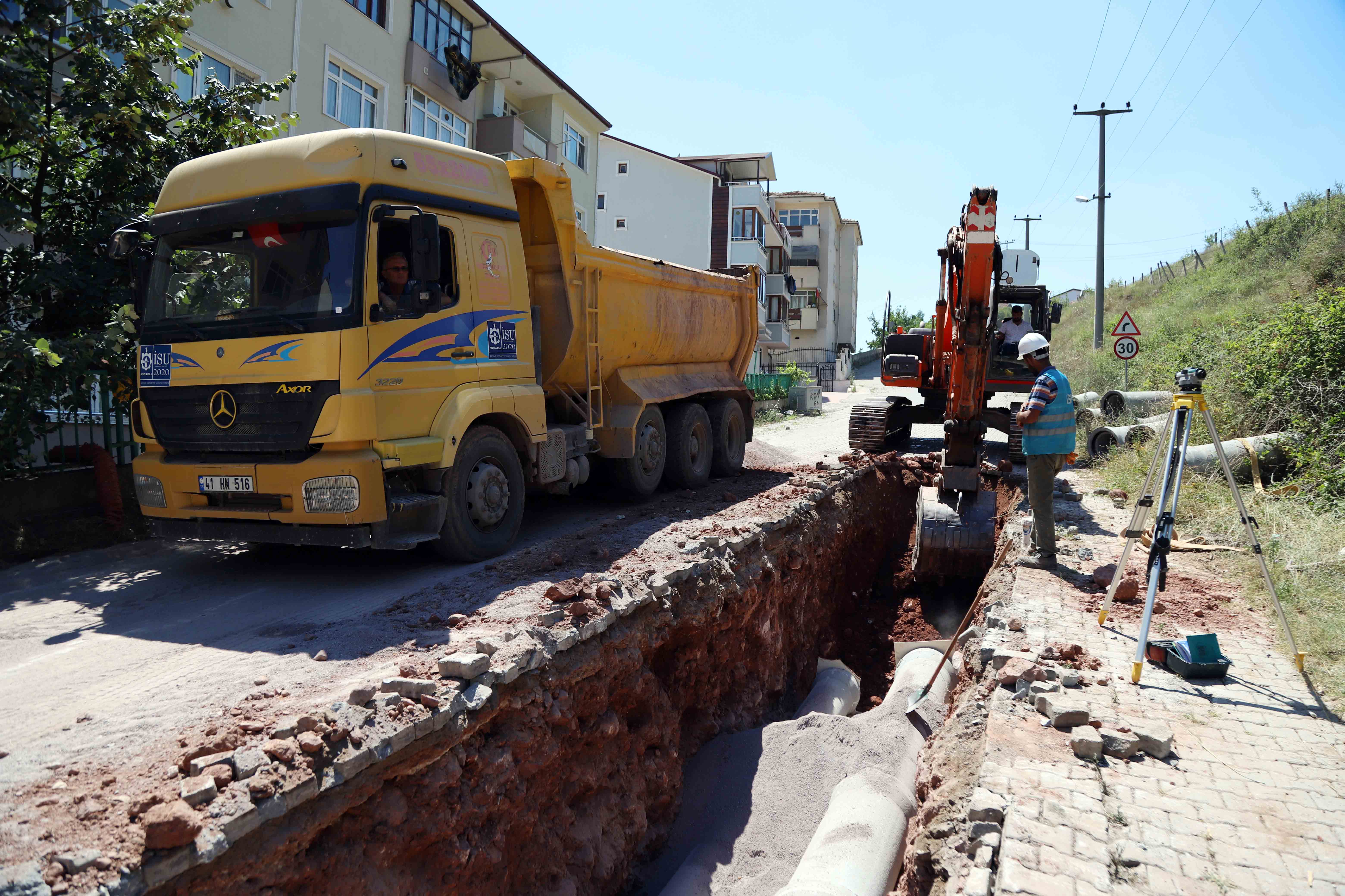 İZMİT YENİMAHALLE’DE ALTYAPI HATLARI YENİLENİYOR