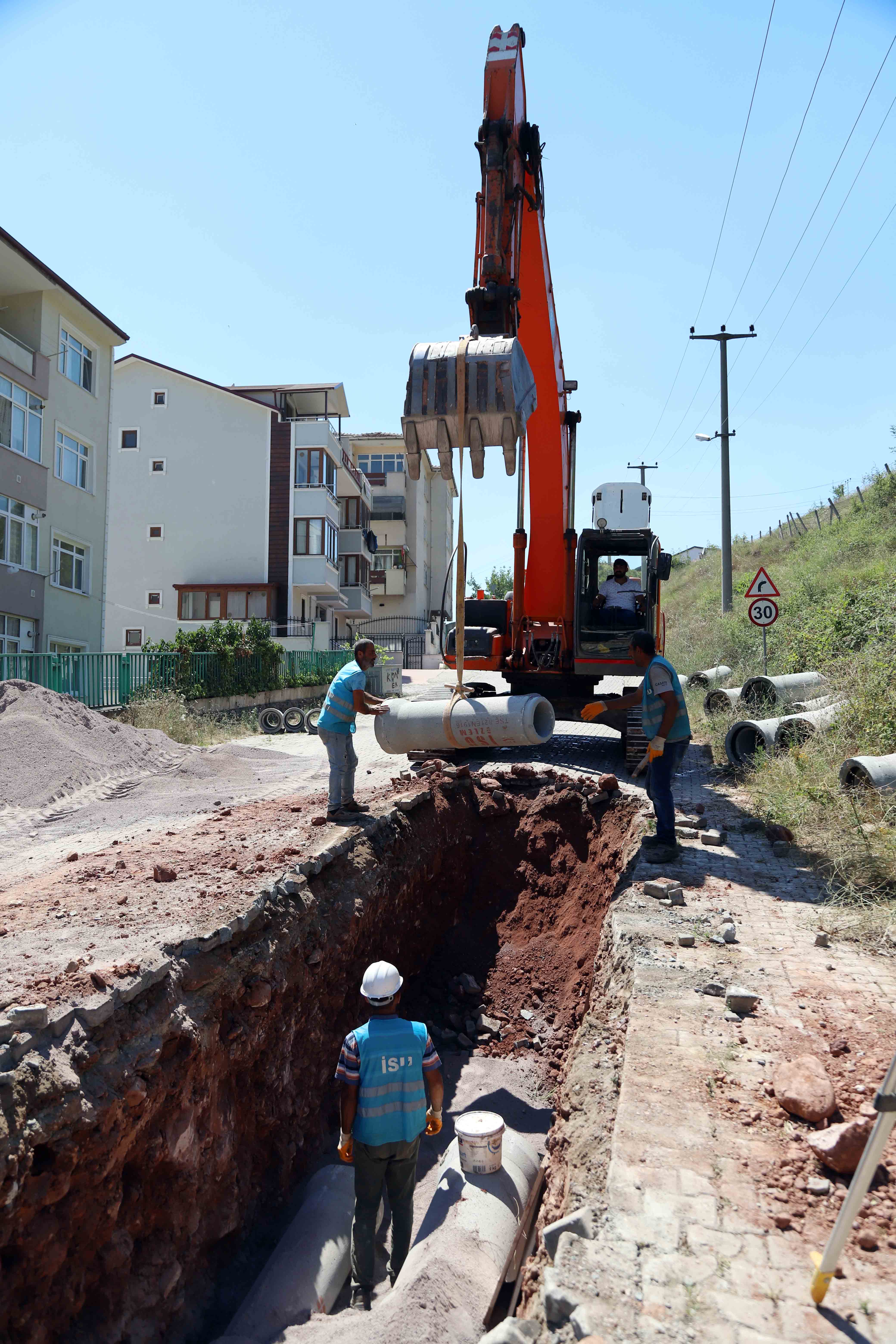 İZMİT YENİMAHALLE’DE ALTYAPI HATLARI YENİLENİYOR