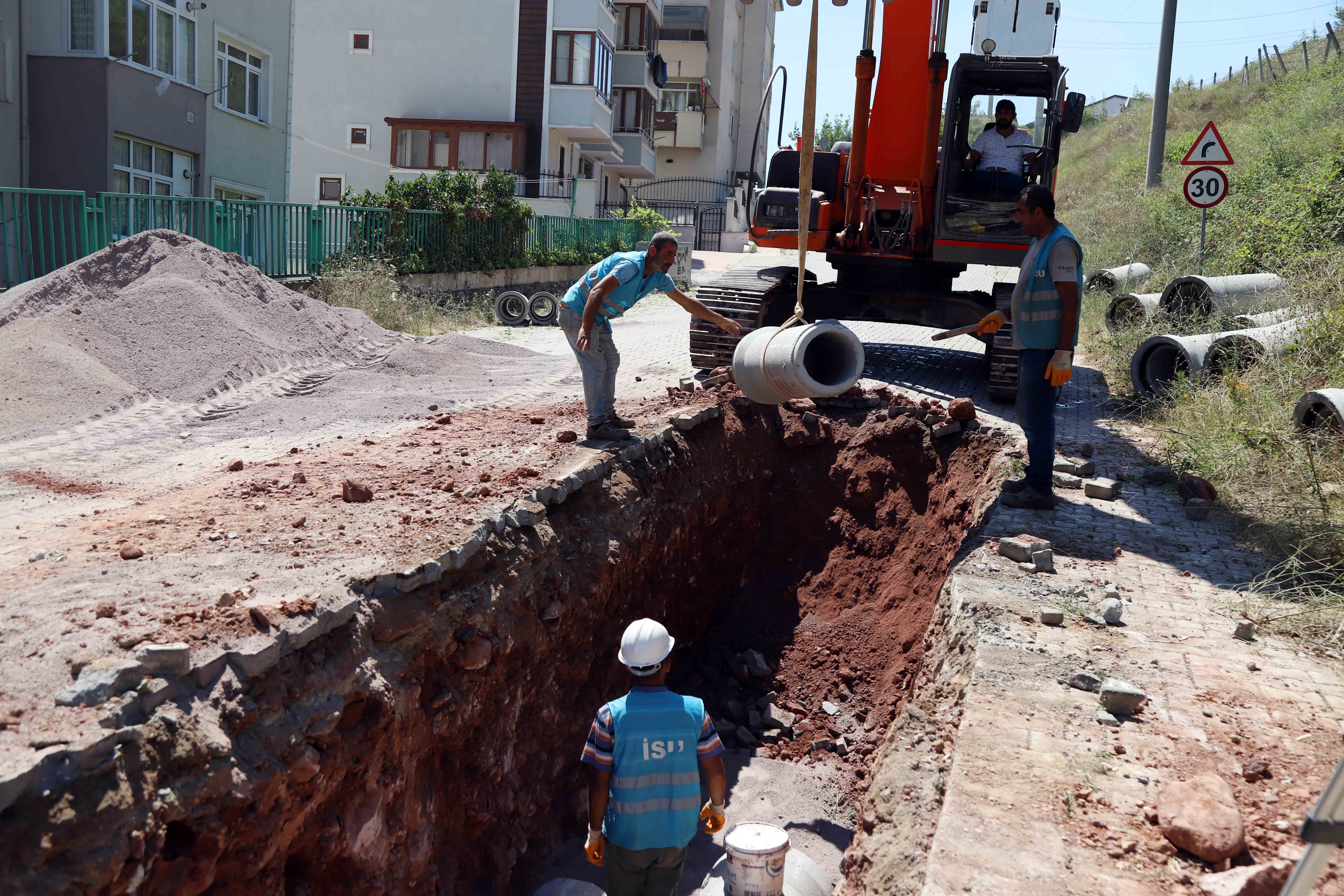 İZMİT YENİMAHALLE’DE ALTYAPI HATLARI YENİLENİYOR
