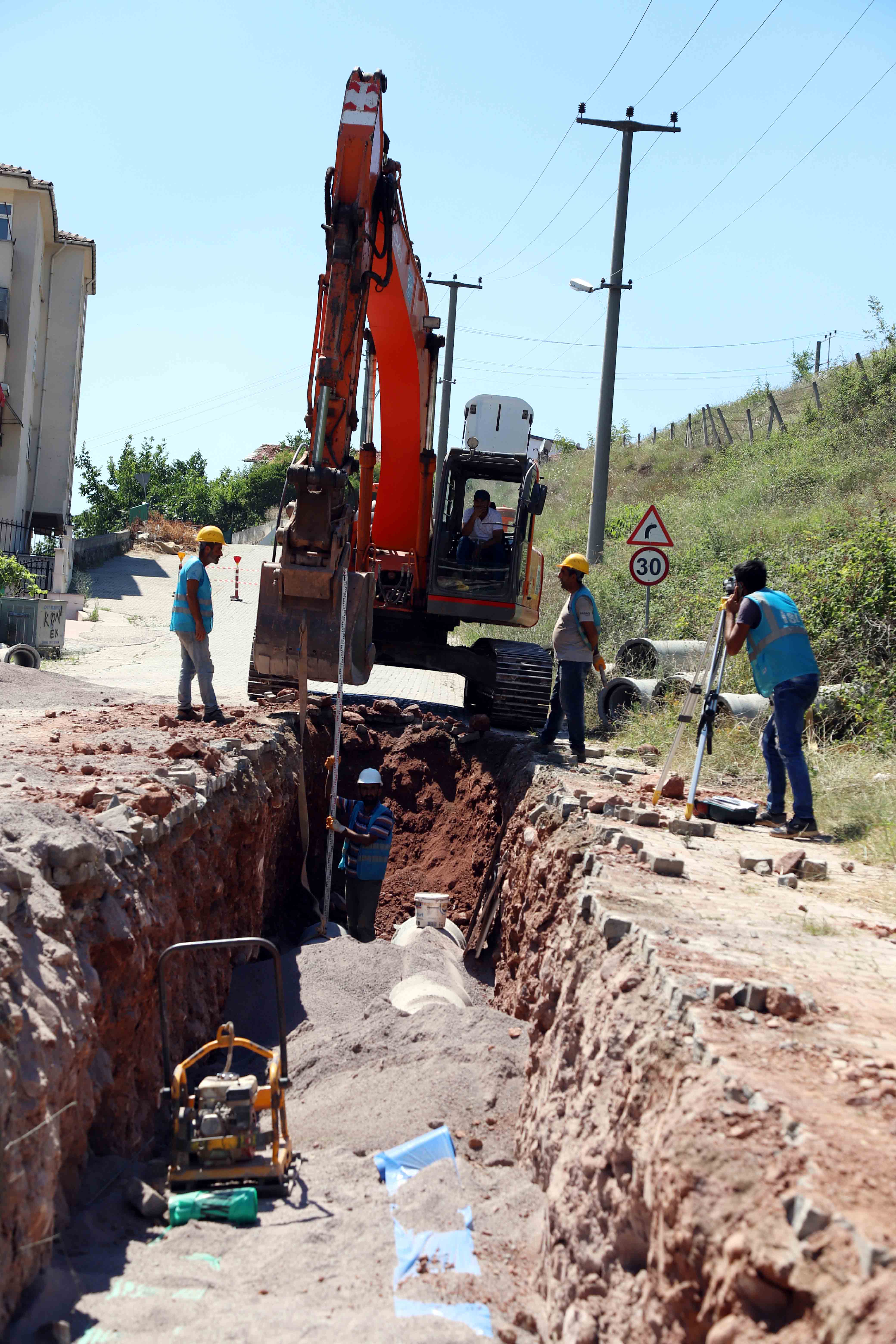İZMİT YENİMAHALLE’DE ALTYAPI HATLARI YENİLENİYOR