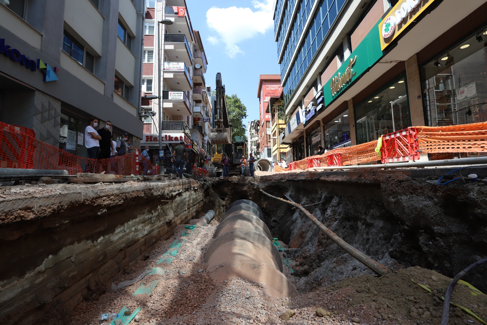 İZMİT ALEMDAR CADDESİNDE İKİ VARDİYA ÇALIŞMA YAPILIYOR