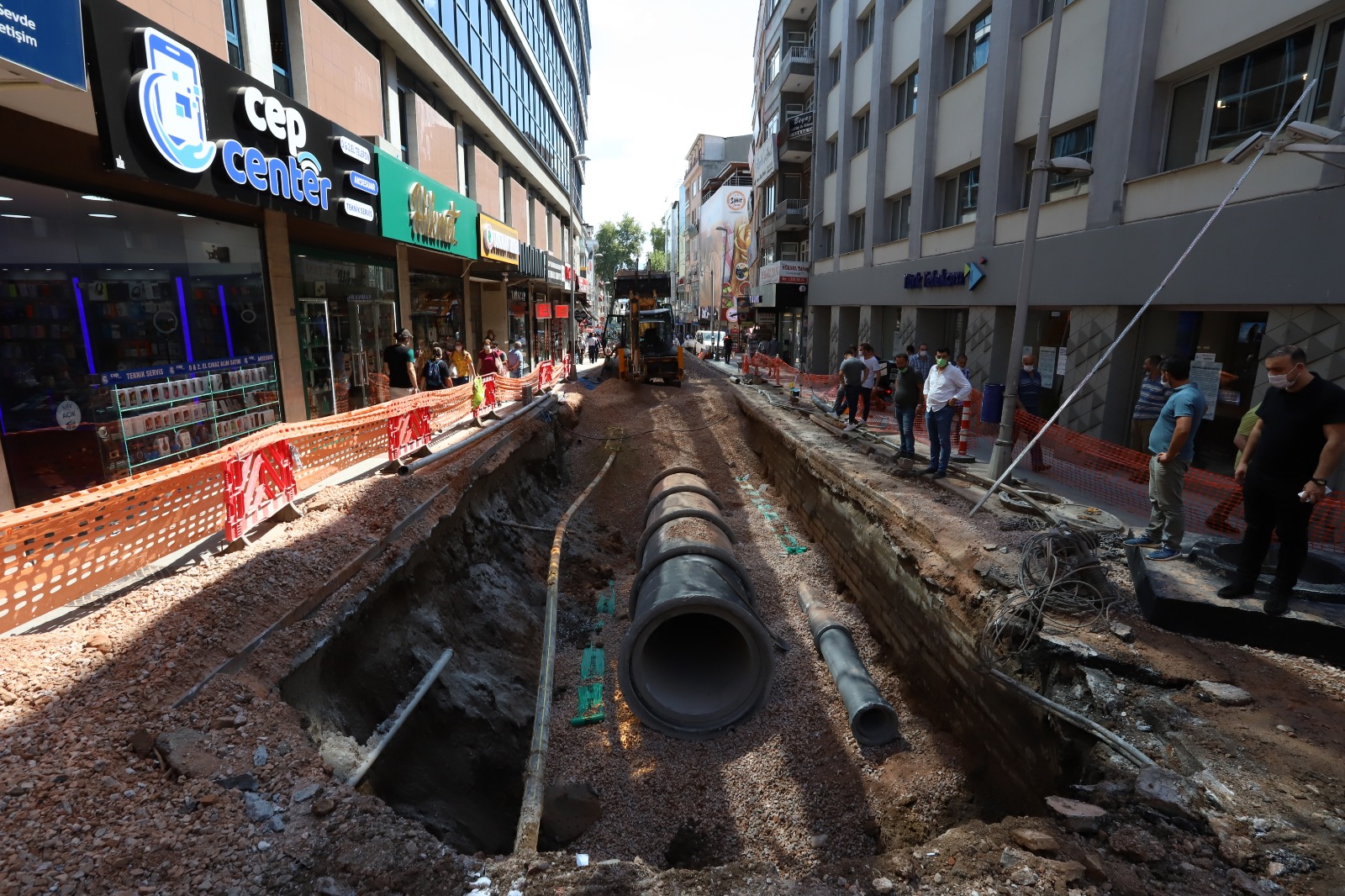 İZMİT ALEMDAR CADDESİNDE İKİ VARDİYA ÇALIŞMA YAPILIYOR