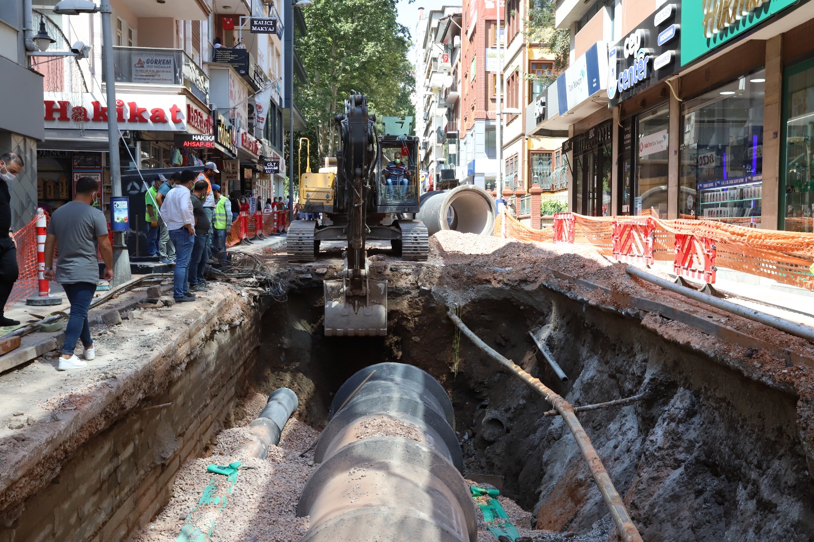 İZMİT ALEMDAR CADDESİNDE İKİ VARDİYA ÇALIŞMA YAPILIYOR