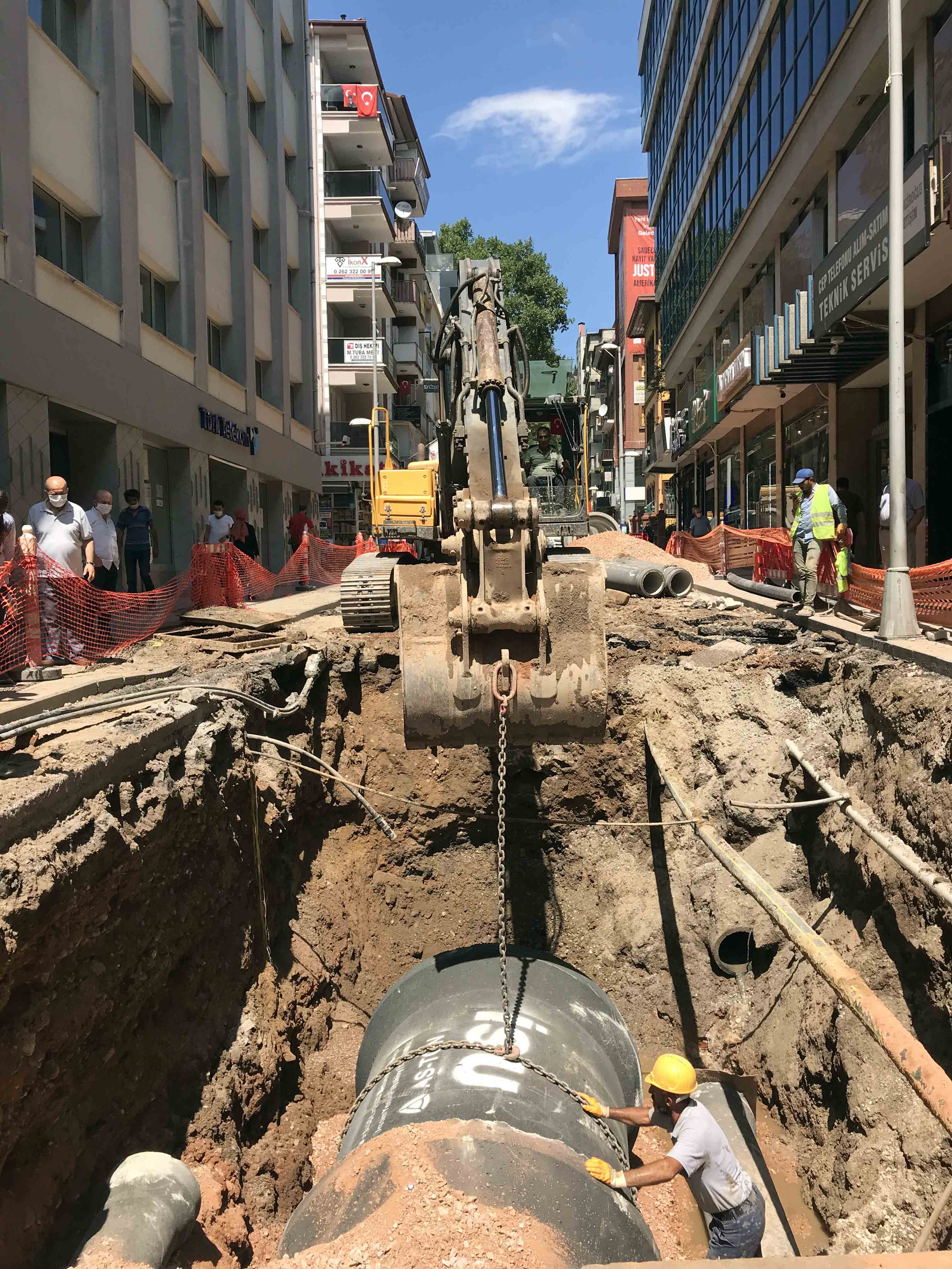 İZMİT ALEMDAR CADDESİNDE İKİ VARDİYA ÇALIŞMA YAPILIYOR