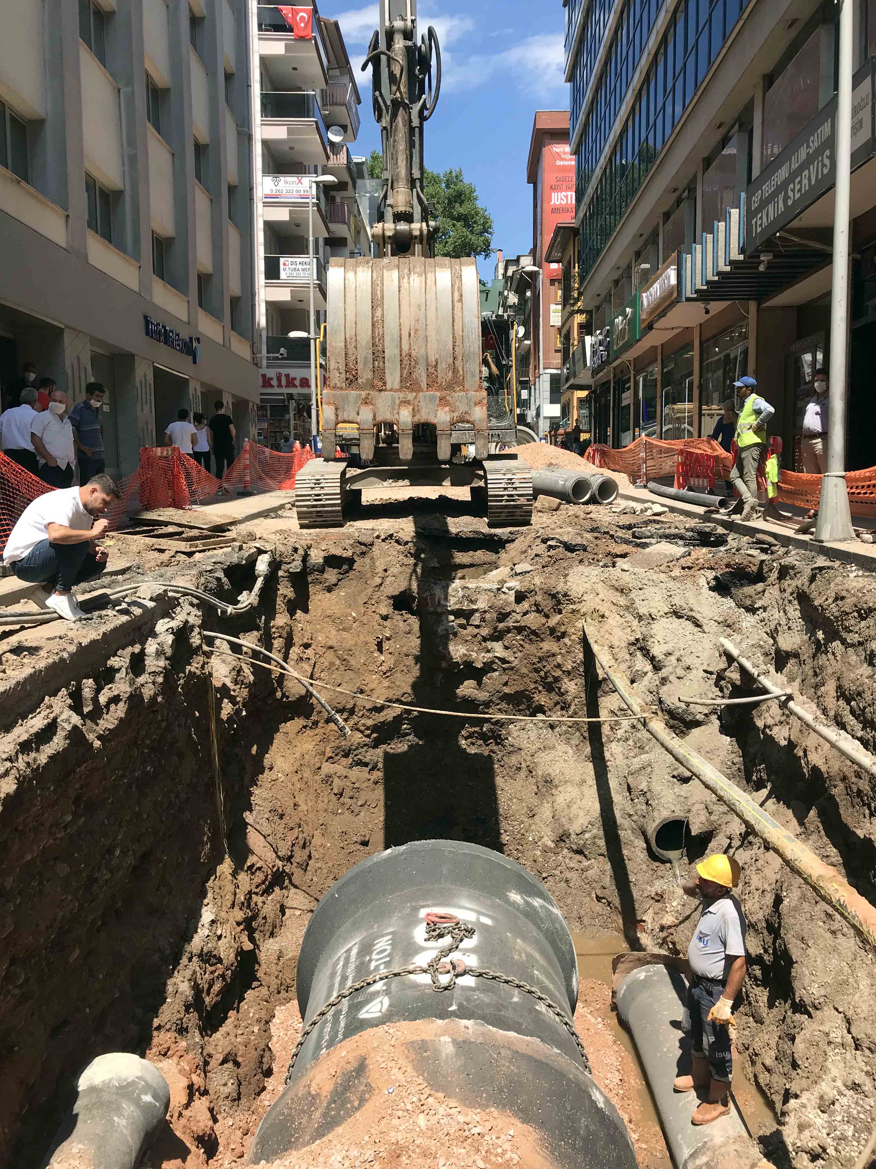 İZMİT ALEMDAR CADDESİNDE İKİ VARDİYA ÇALIŞMA YAPILIYOR