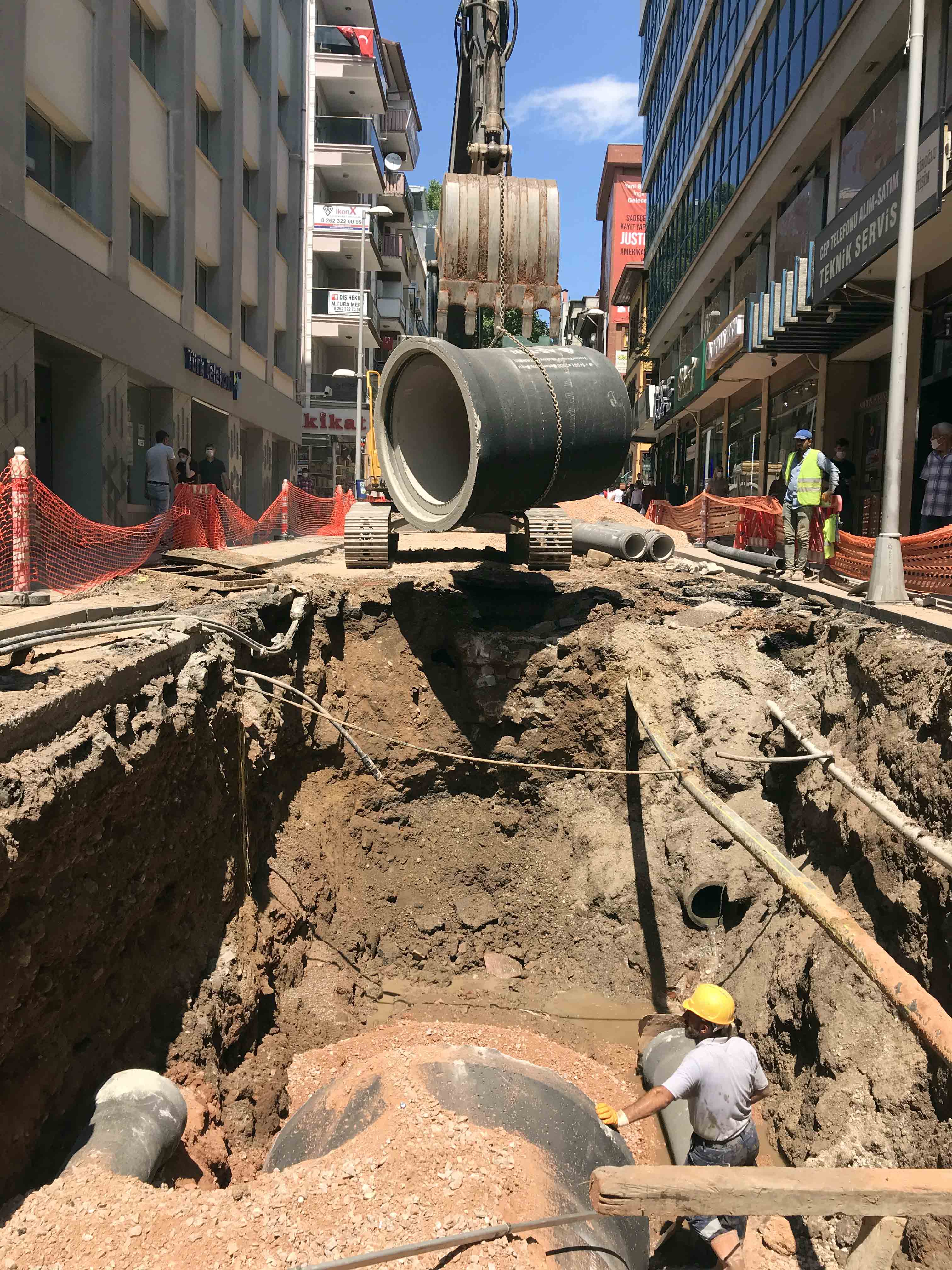 İZMİT ALEMDAR CADDESİNDE İKİ VARDİYA ÇALIŞMA YAPILIYOR