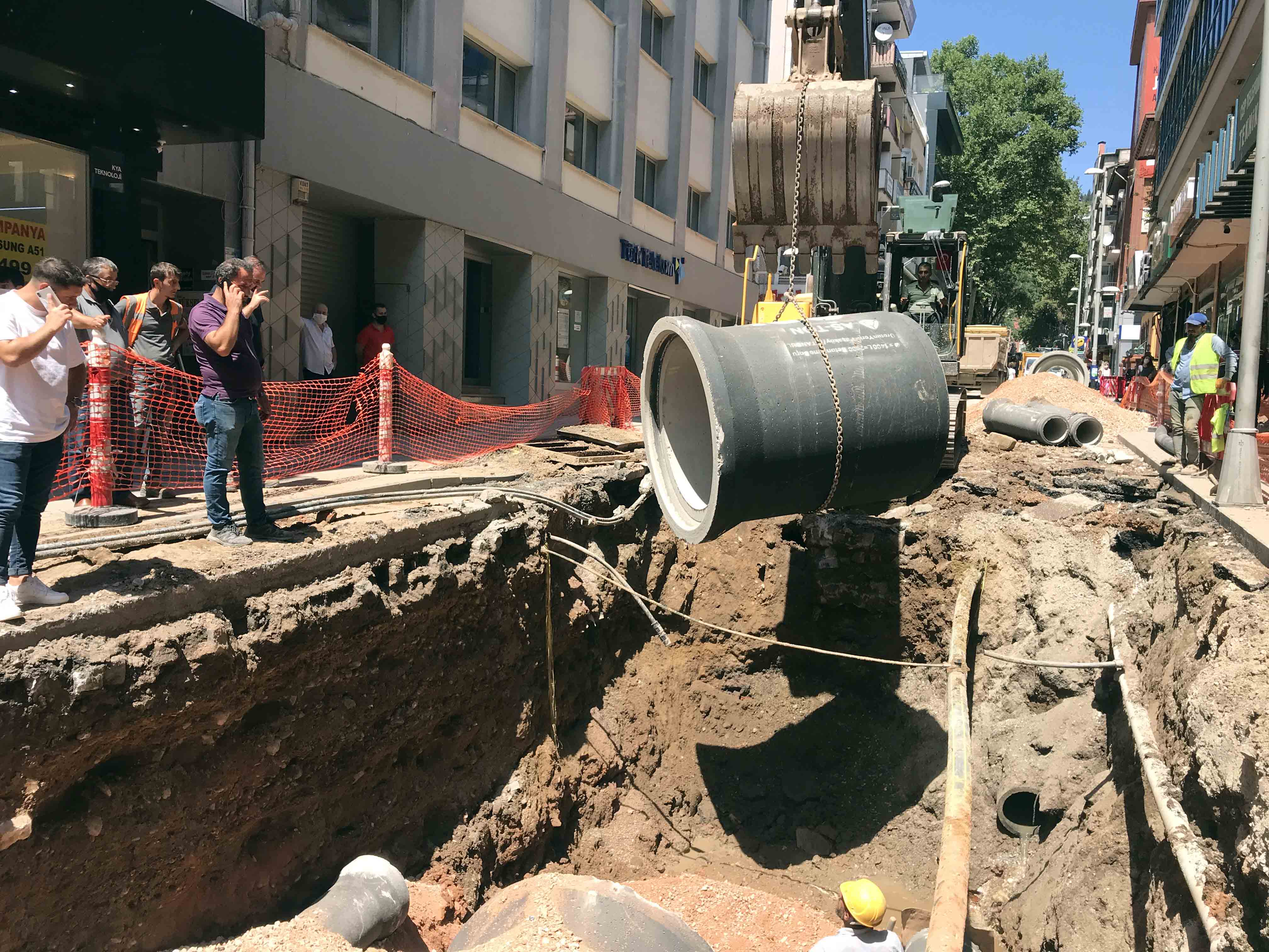 İZMİT ALEMDAR CADDESİNDE İKİ VARDİYA ÇALIŞMA YAPILIYOR