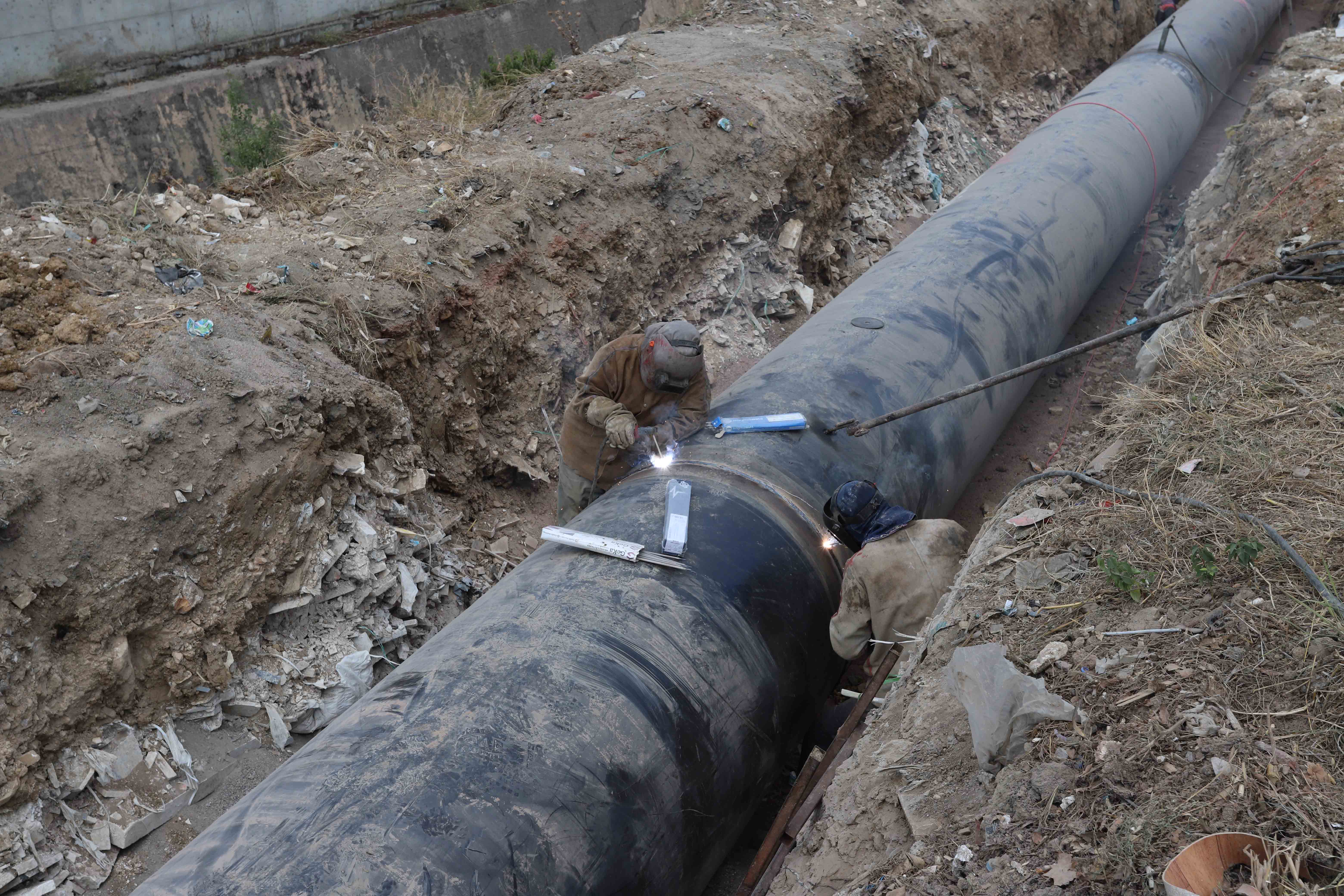 GEBZE VE DARICA’DA KESİNTİSİZ SU İÇİN DEV BORULAR KULLANILIYOR