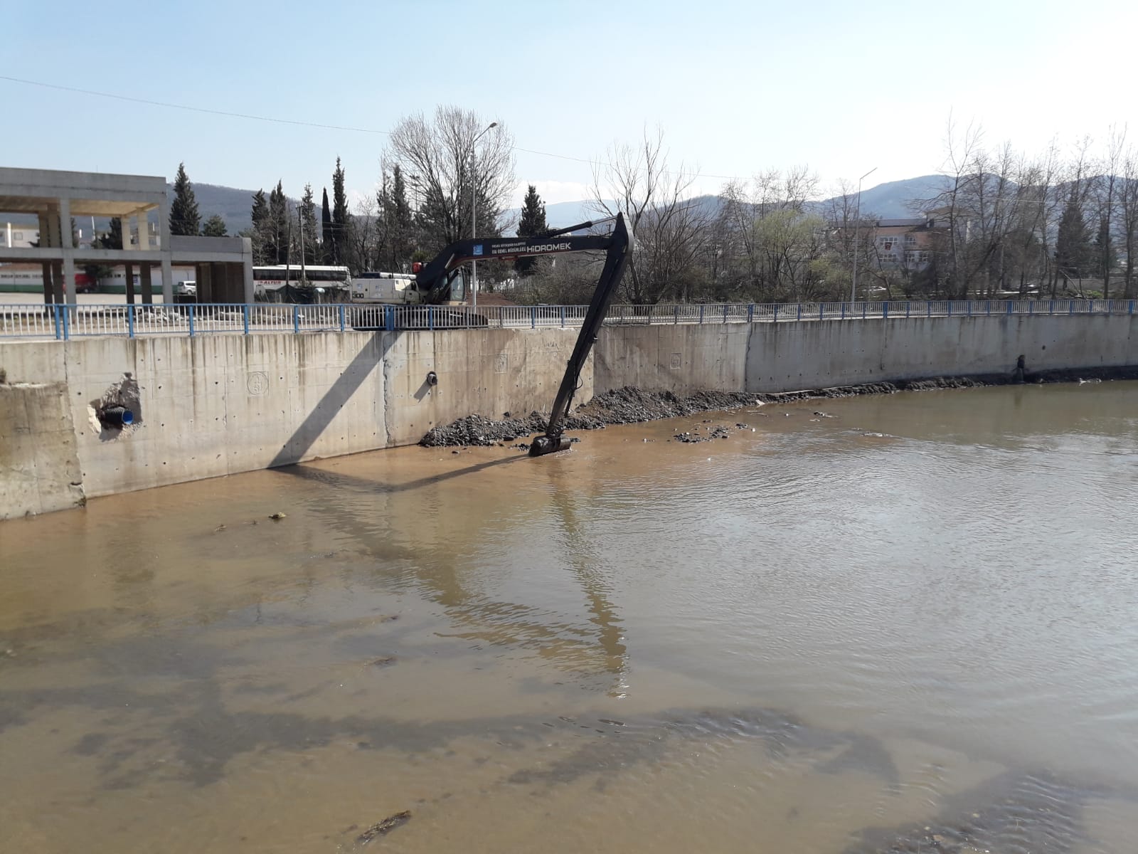 KOCAELİ'DE DERE TEMİZLİĞİ ÇALIŞMALARI ARALIKSIZ SÜRÜYOR