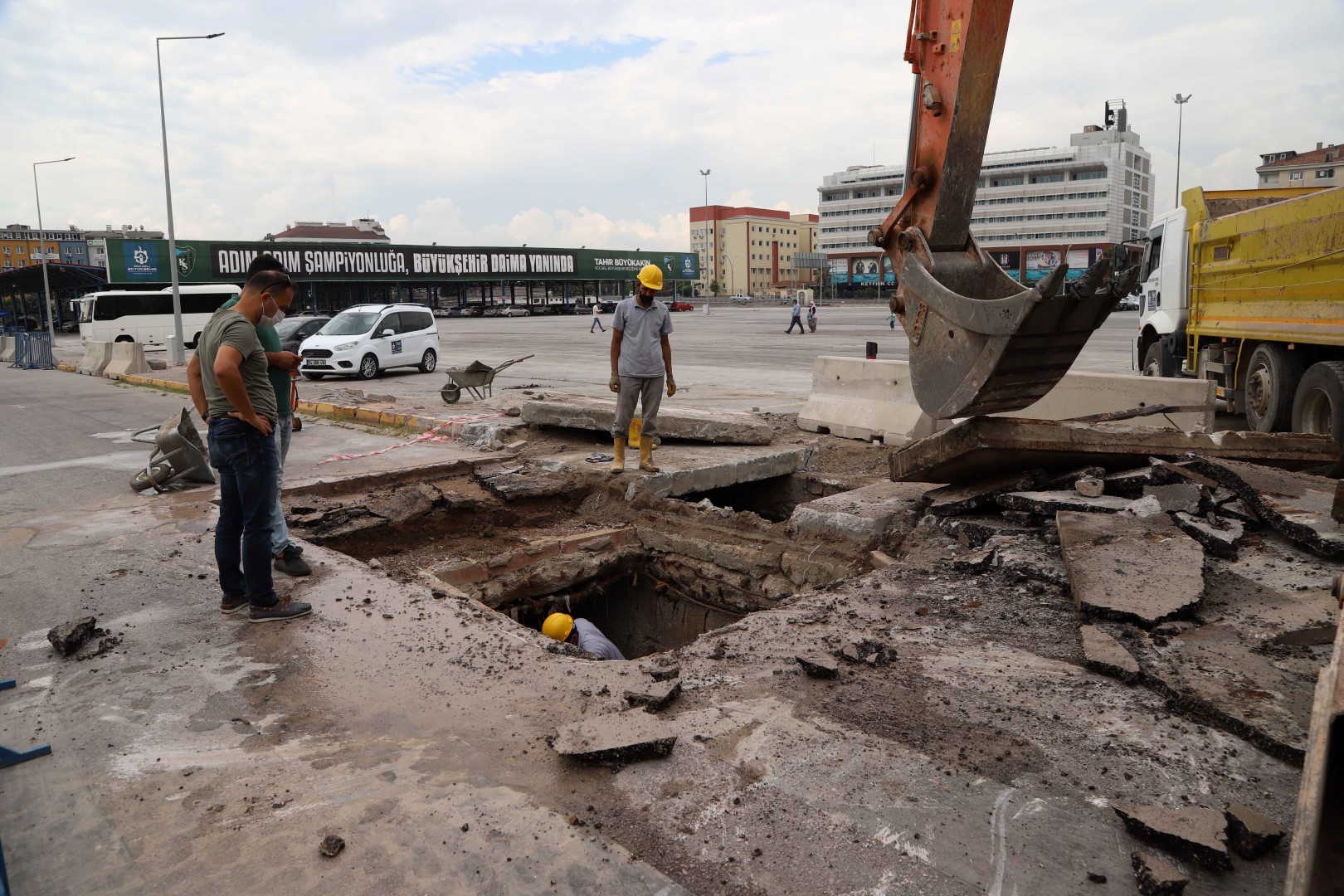 KOCAELİ'DE DERE TEMİZLİĞİ ÇALIŞMALARI ARALIKSIZ SÜRÜYOR