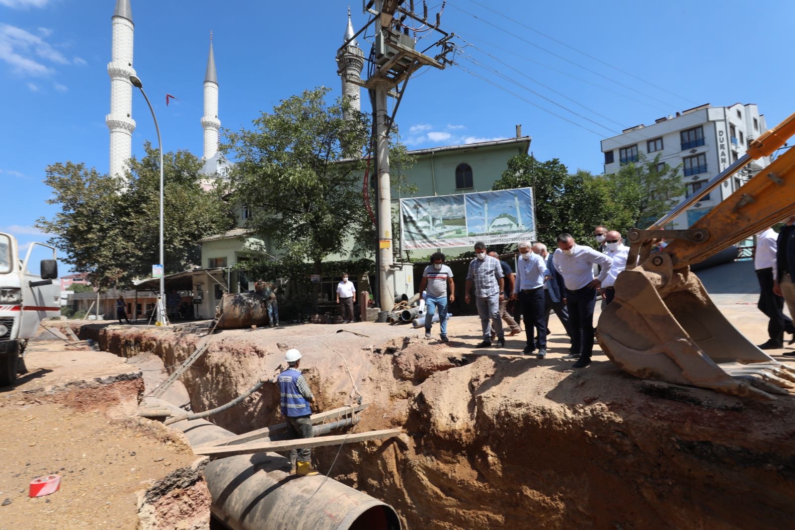 BAŞKAN BÜYÜKAKIN, “SAHADAYIZ, ŞANTİYEDEYİZ, MİLLETİMİZLE BİRLİKTEYİZ”