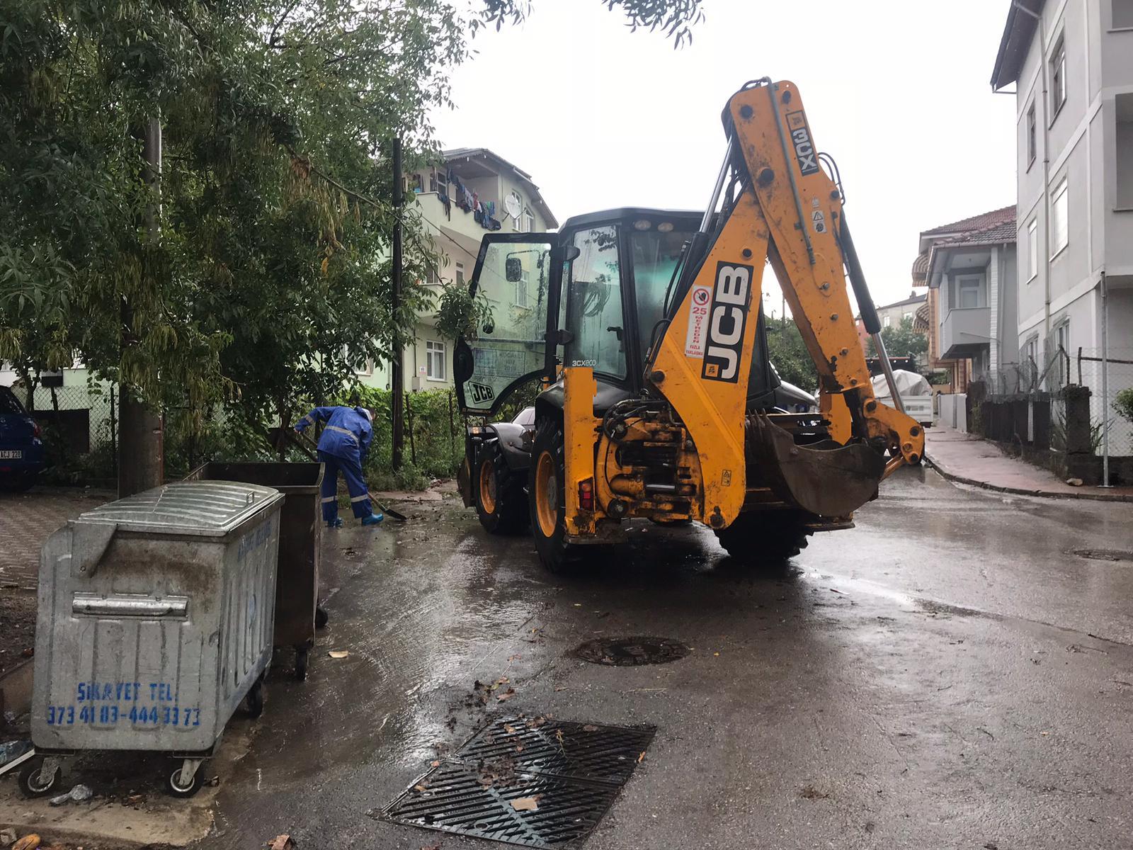 BÜYÜKŞEHİR EKİPLERİ YAĞIŞA KARŞI MÜCADELE EDİYOR