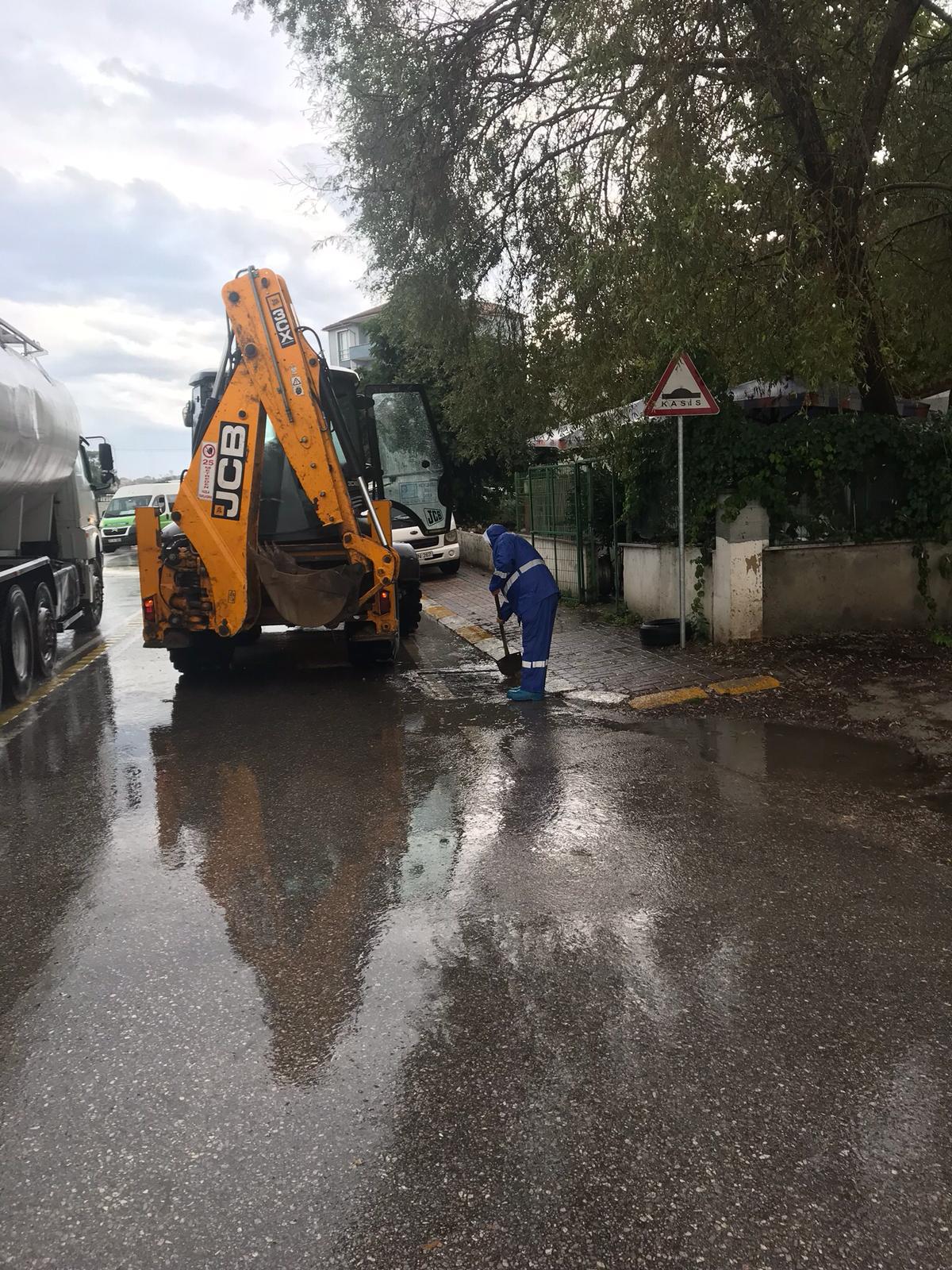 BÜYÜKŞEHİR EKİPLERİ YAĞIŞA KARŞI MÜCADELE EDİYOR