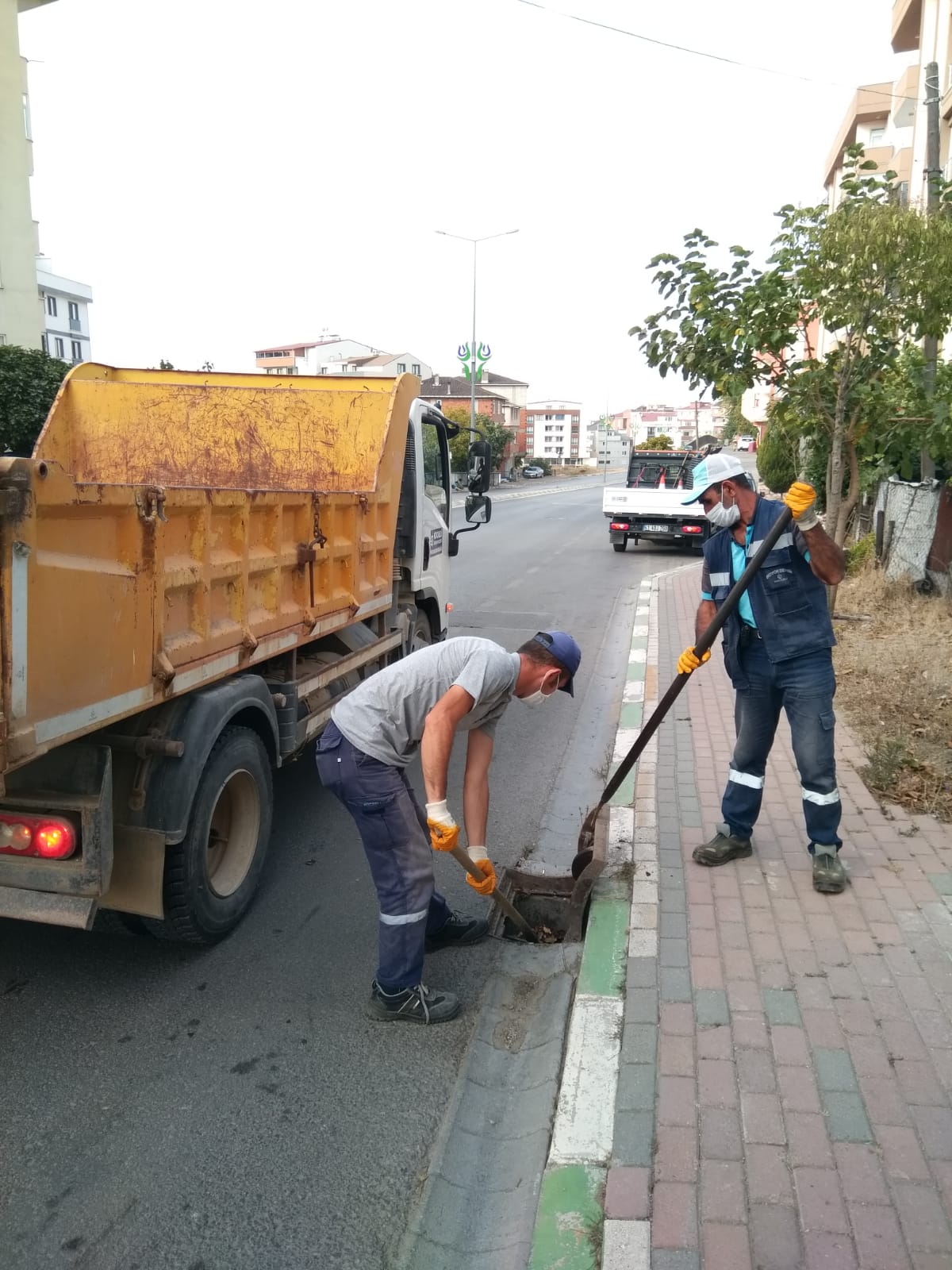 BÜYÜKŞEHİR EKİPLERİ YAĞIŞA KARŞI MÜCADELE EDİYOR