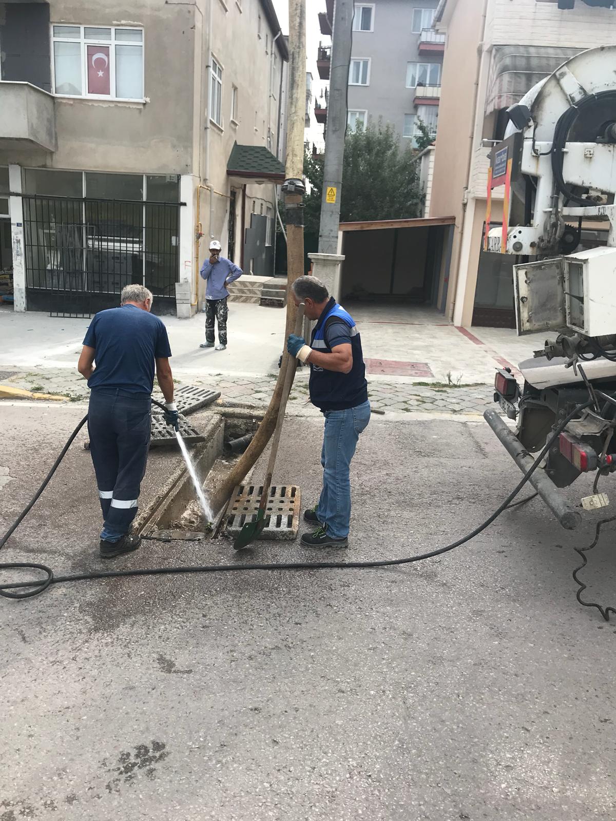YAĞIŞLARA KARŞI KENT GENELİNDE MENFEZ VE MAZGAL TEMİZLİĞİ