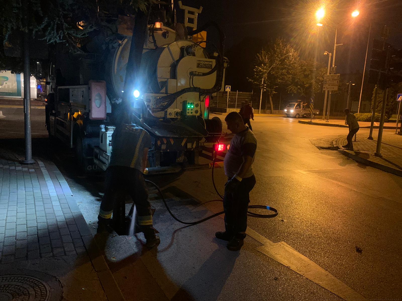 YAĞIŞLARA KARŞI KENT GENELİNDE MENFEZ VE MAZGAL TEMİZLİĞİ