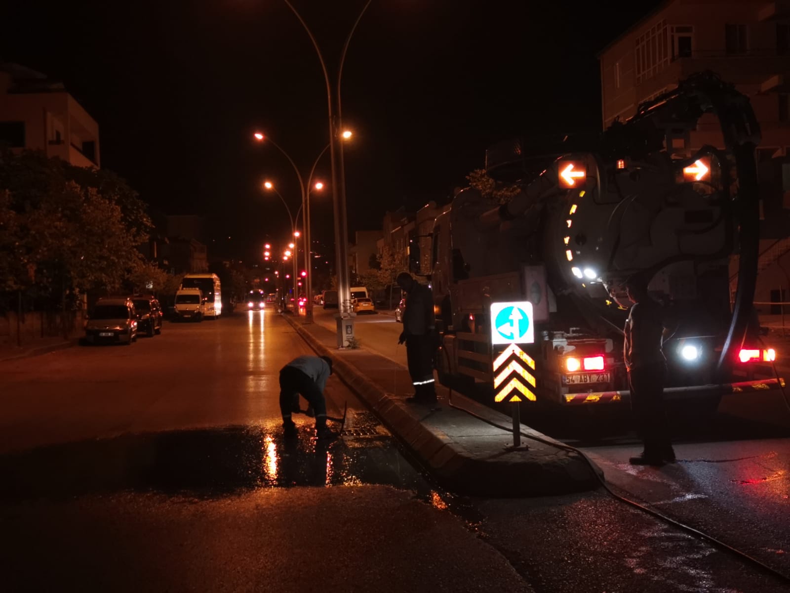YAĞIŞLARA KARŞI KENT GENELİNDE MENFEZ VE MAZGAL TEMİZLİĞİ