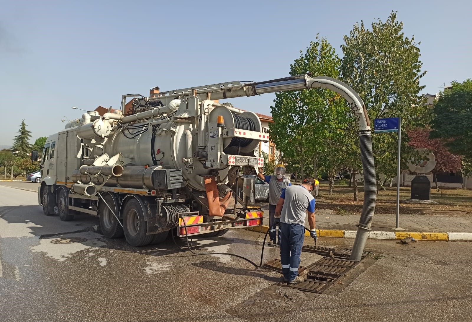 YAĞIŞLARA KARŞI KENT GENELİNDE MENFEZ VE MAZGAL TEMİZLİĞİ