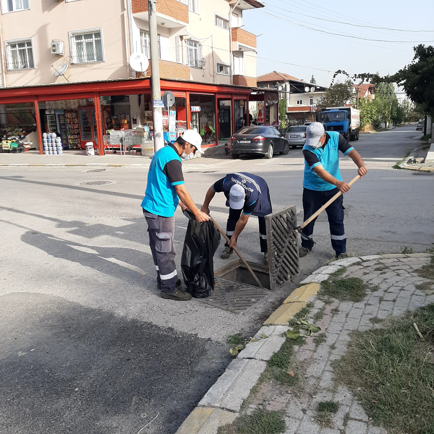 YAĞIŞLARA KARŞI KENT GENELİNDE MENFEZ VE MAZGAL TEMİZLİĞİ