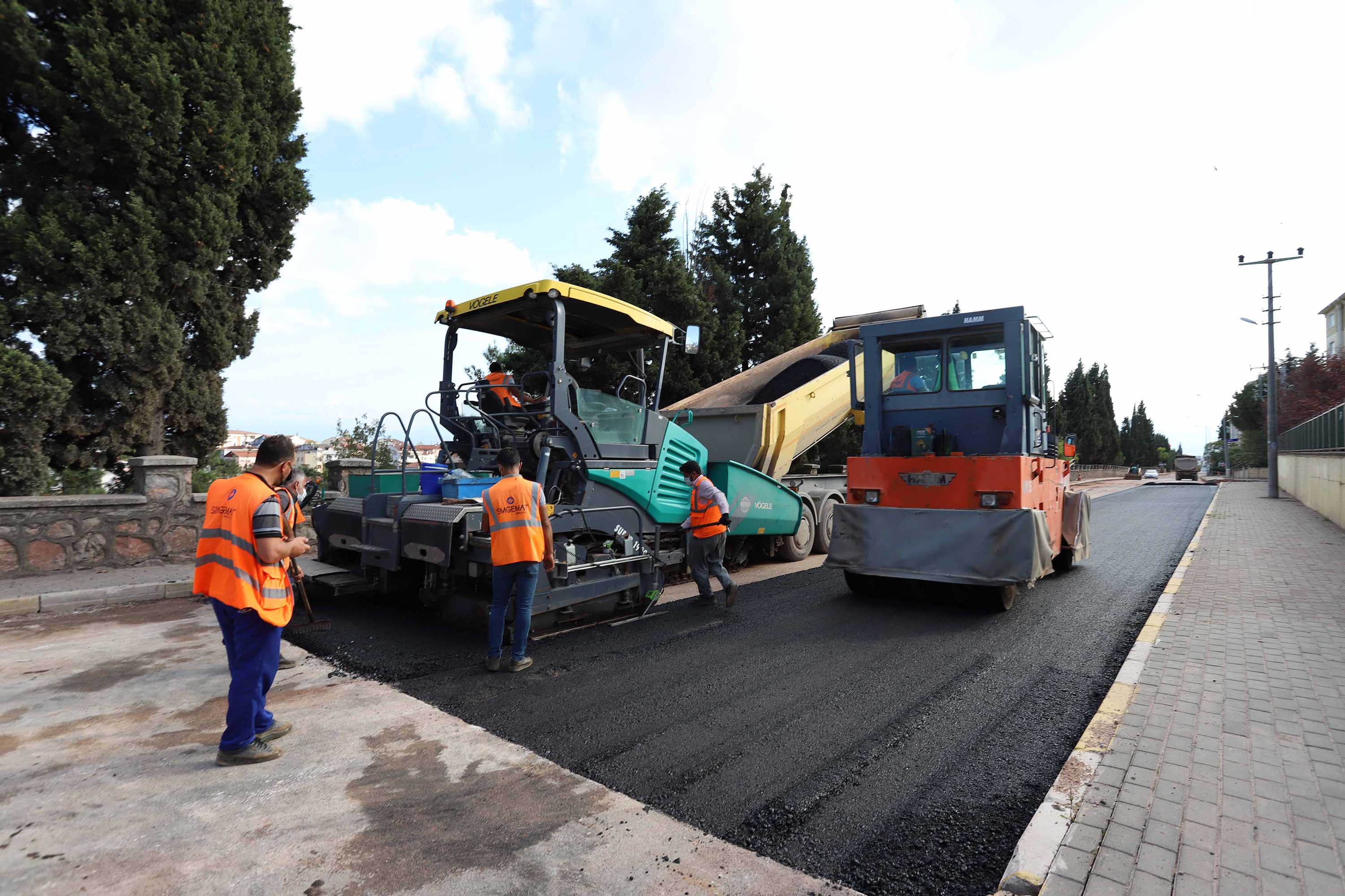 DERİNCE’DE ALTYAPISI BİTEN CADDE VE SOKAKLAR ASFALTLANIYOR